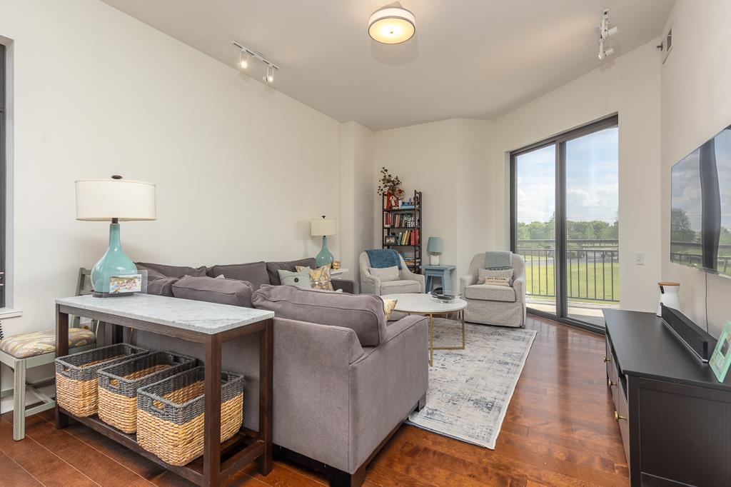 717 RIVERSIDE DR Unit: 201