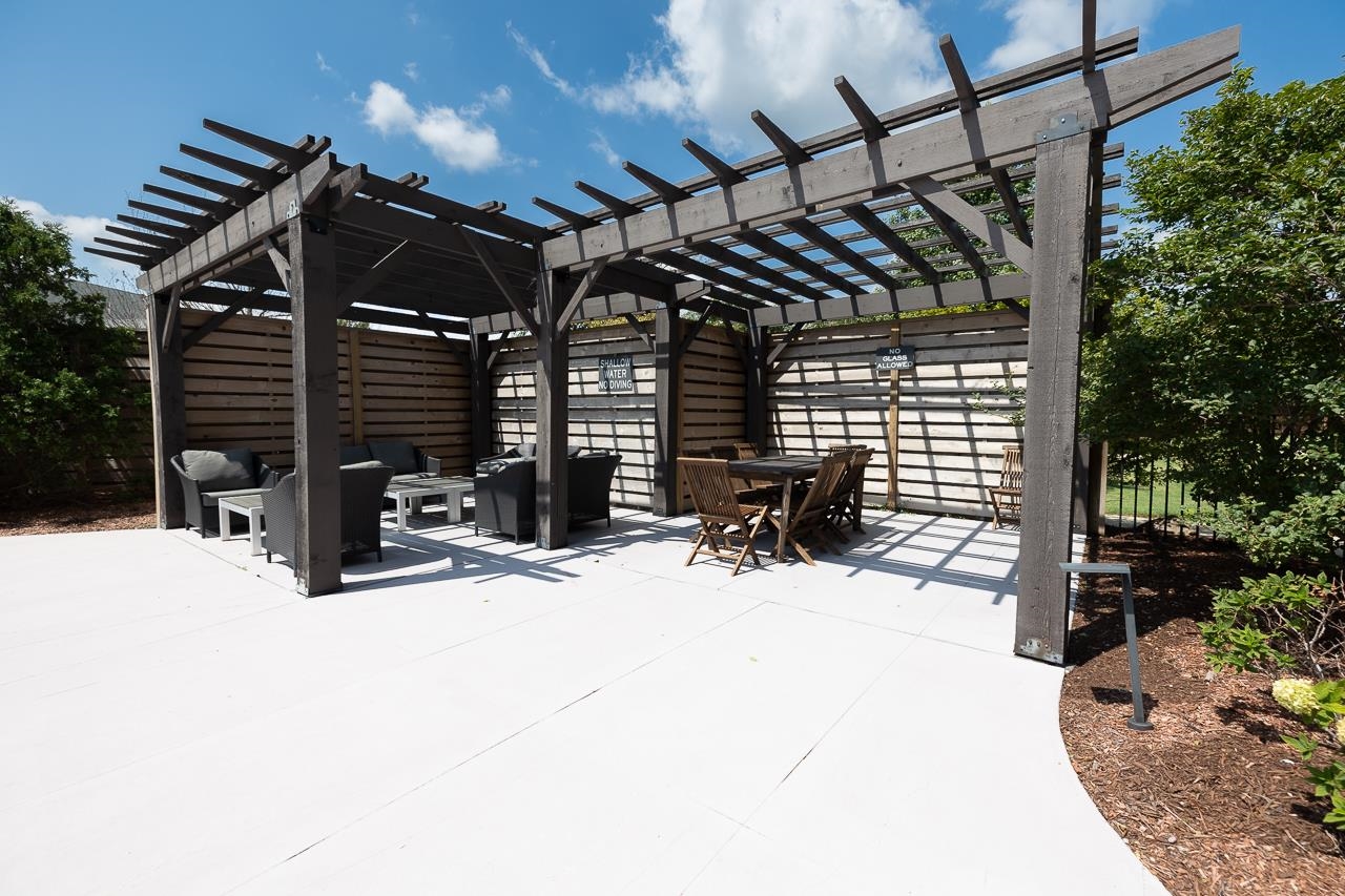 717 RIVERSIDE DR Unit: 201