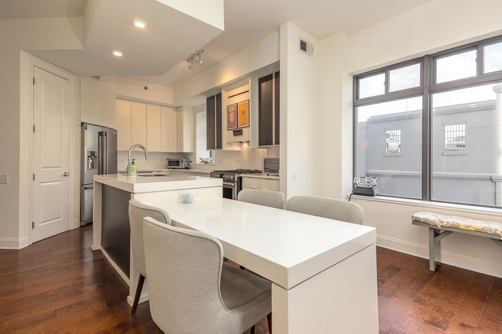 717 RIVERSIDE DR Unit: 201