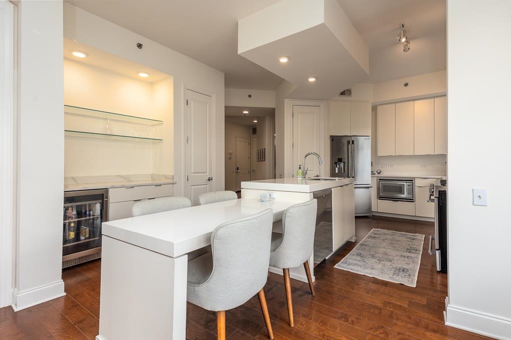 717 RIVERSIDE DR Unit: 201