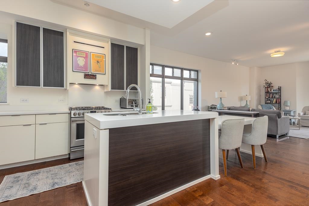 717 RIVERSIDE DR Unit: 201