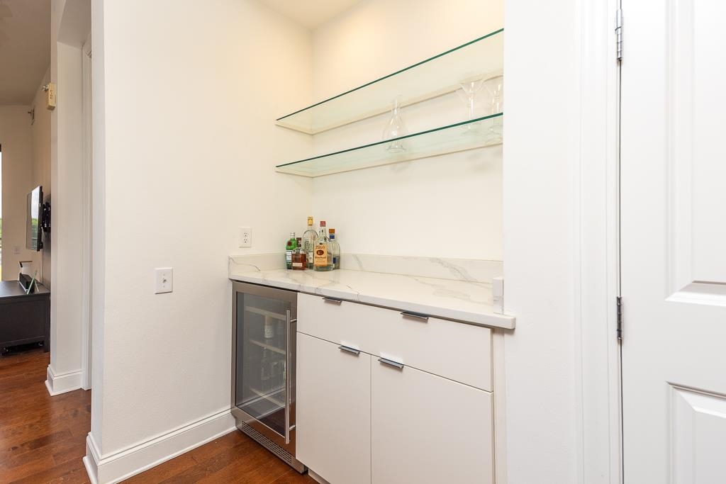 717 RIVERSIDE DR Unit: 201