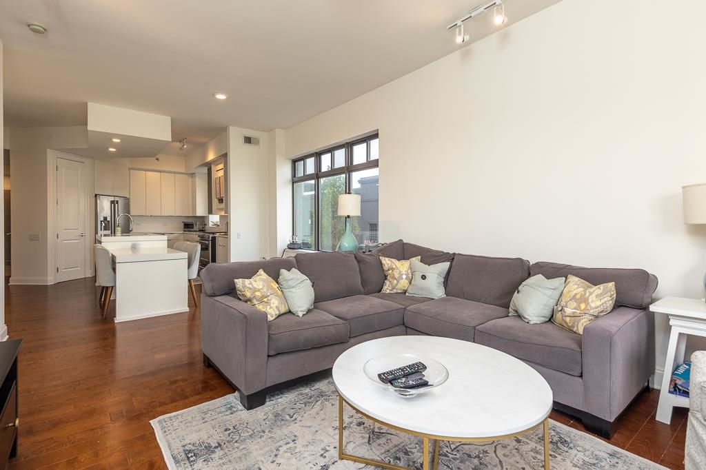 717 RIVERSIDE DR Unit: 201