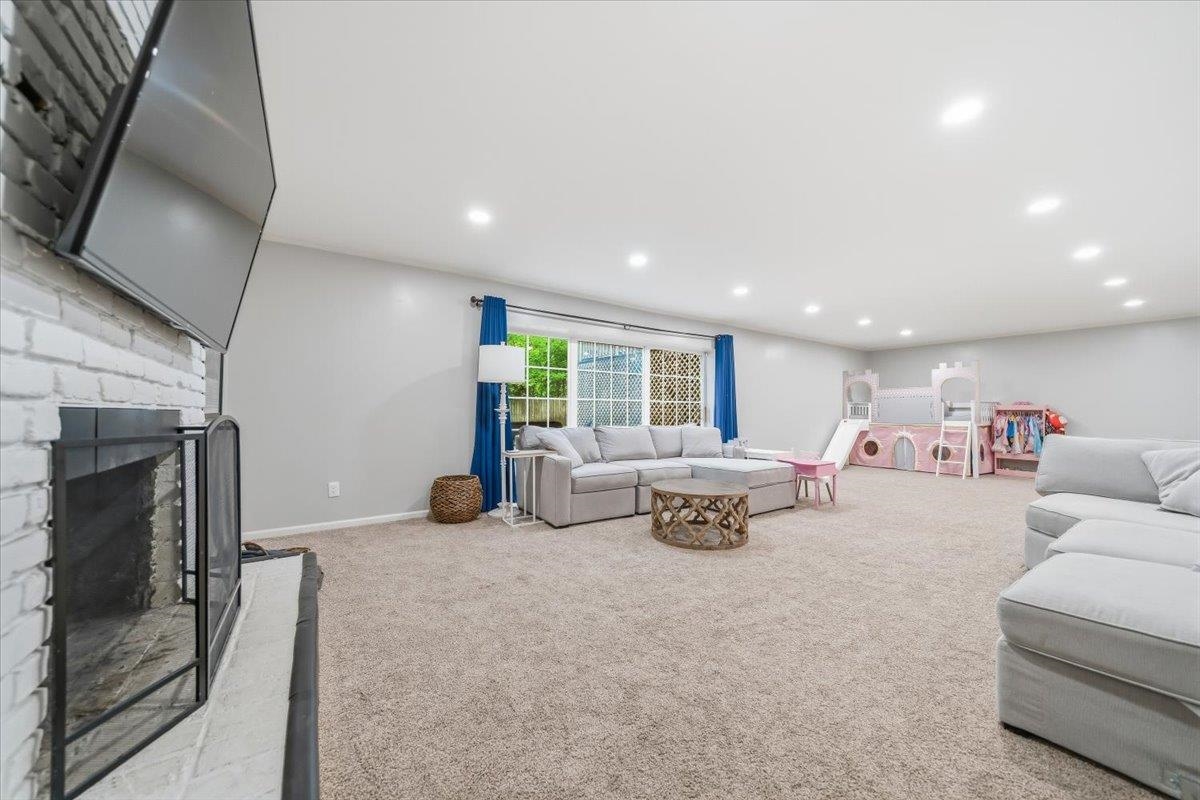 2137 WOODSIDE DR