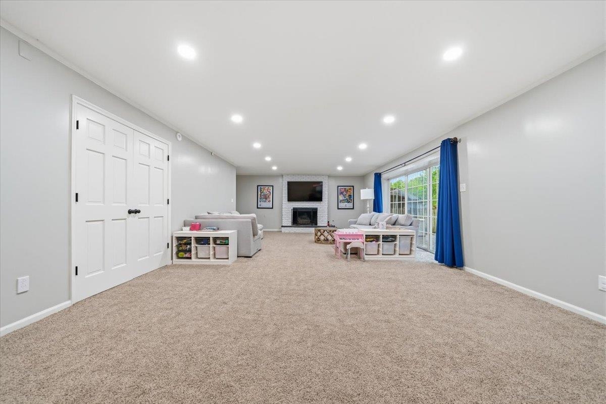 2137 WOODSIDE DR