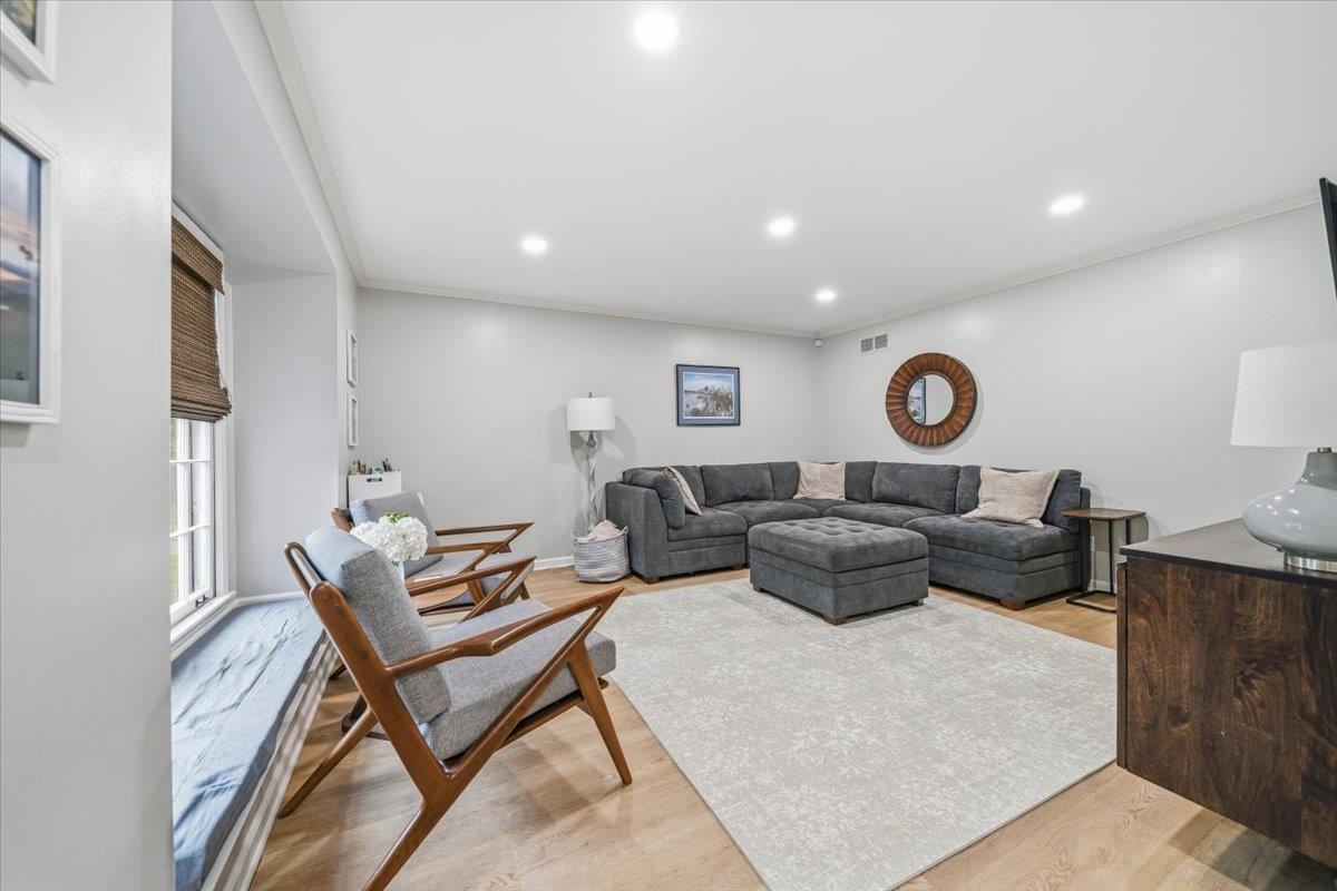 2137 WOODSIDE DR