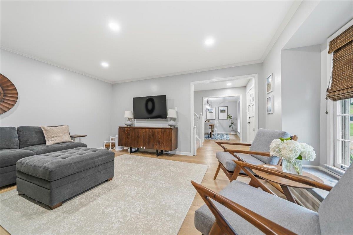 2137 WOODSIDE DR
