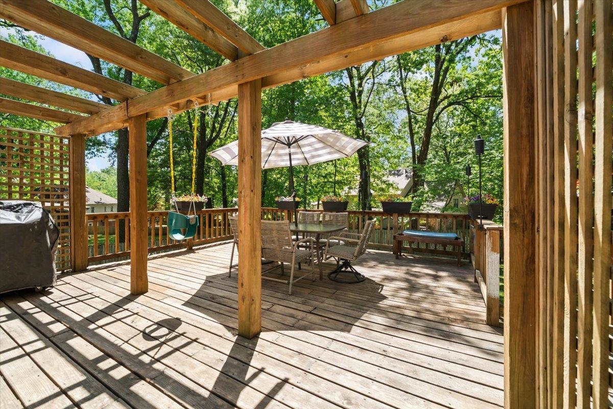 2137 WOODSIDE DR