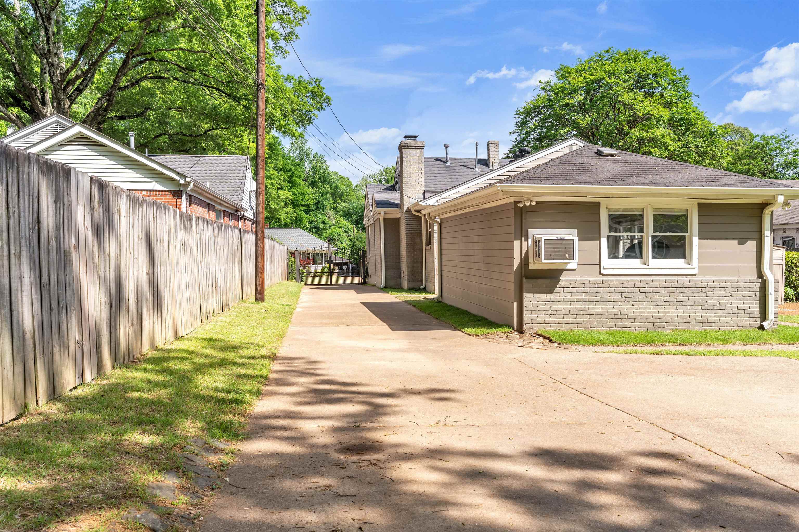 3621 AURORA CIR
