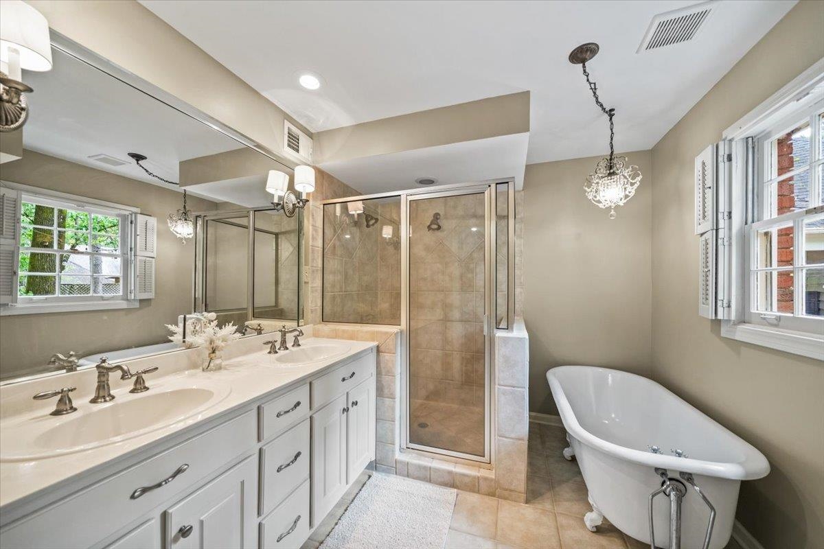 2345 KIRBY WOODS CV