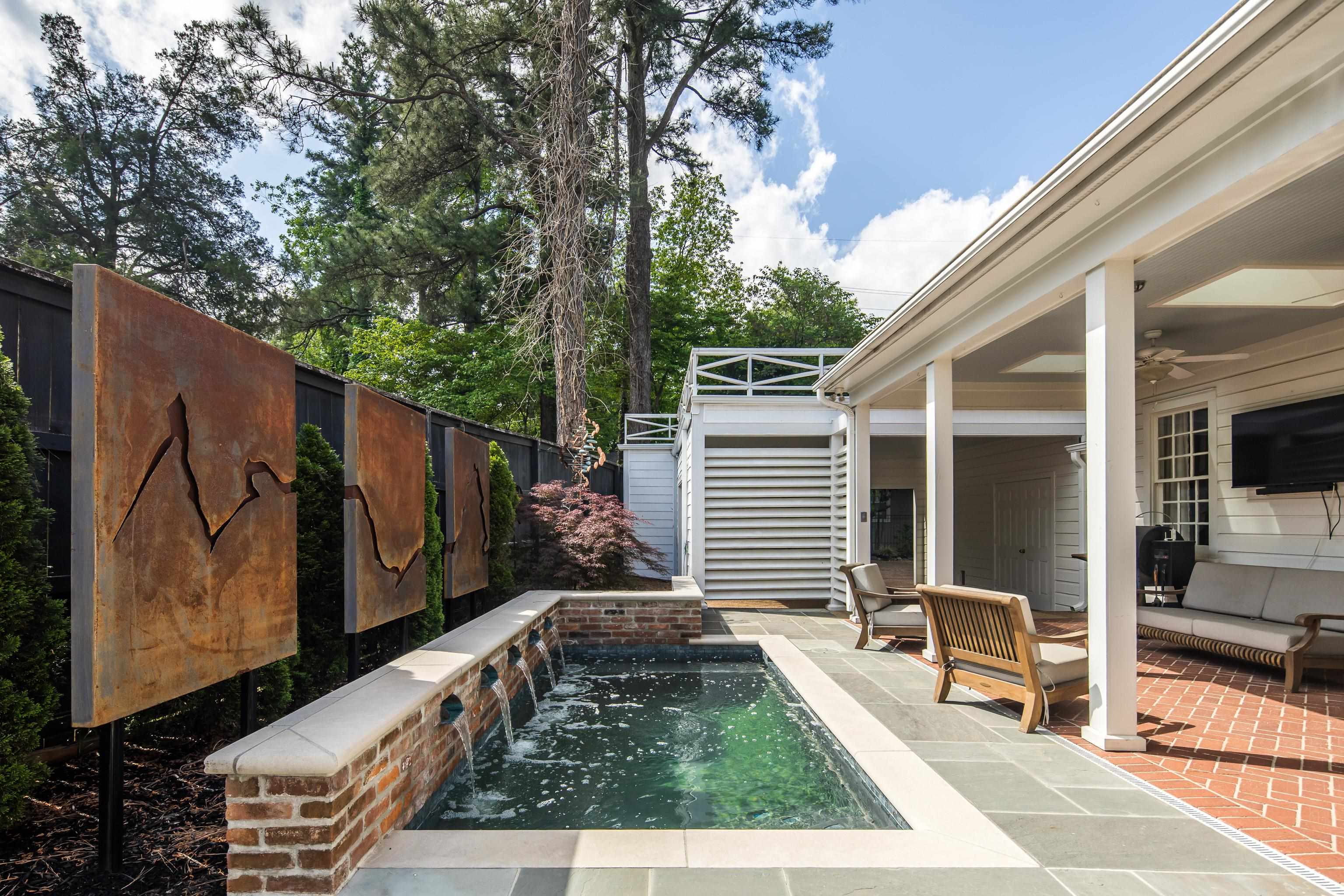 390 WILLIAMSBURG LN