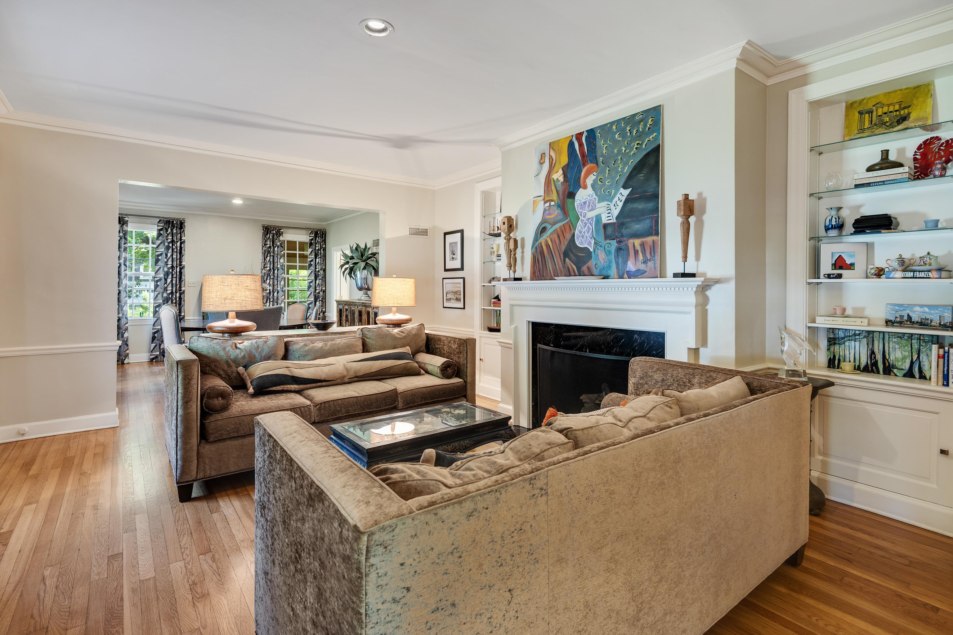 390 WILLIAMSBURG LN