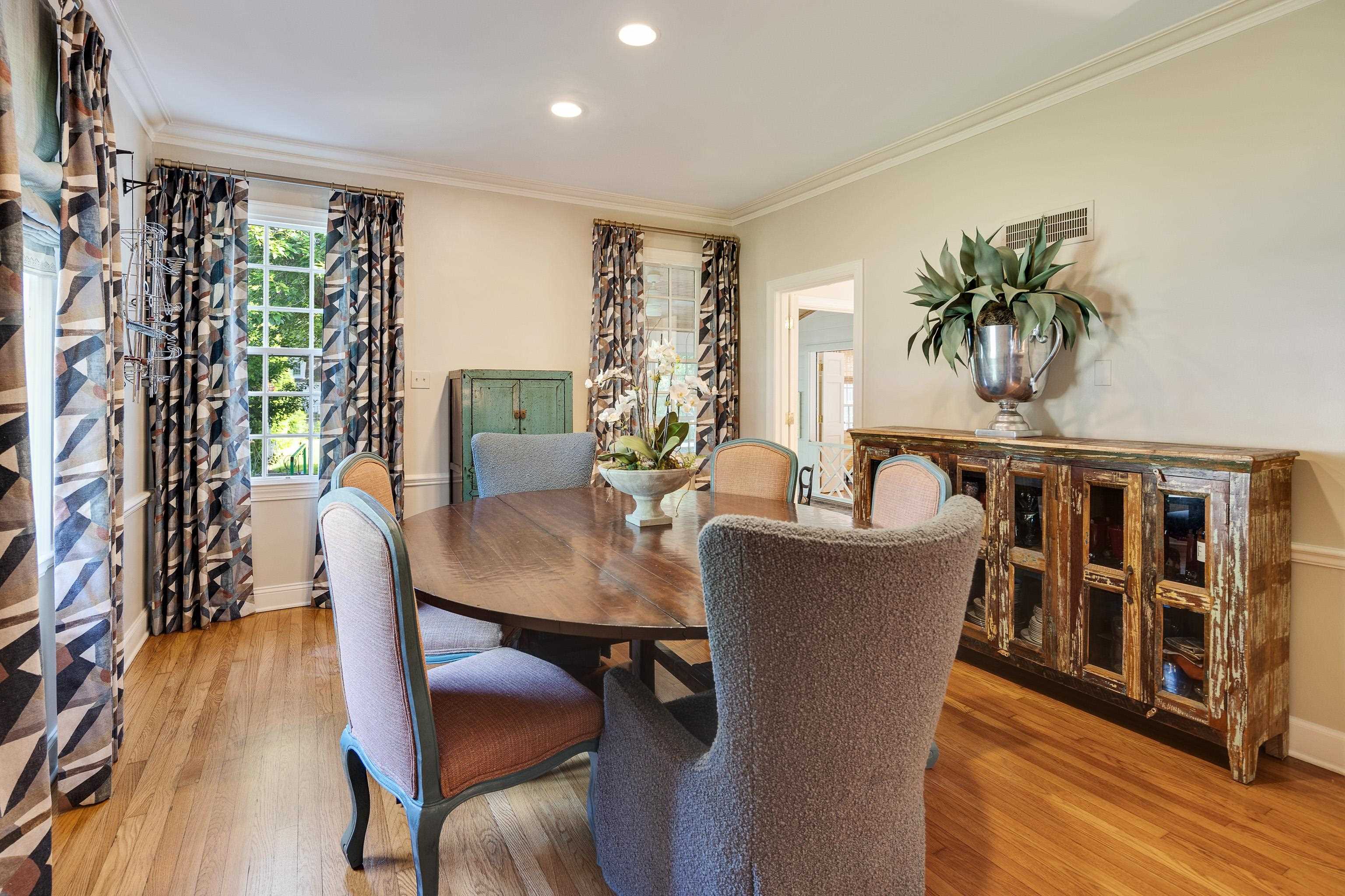 390 WILLIAMSBURG LN