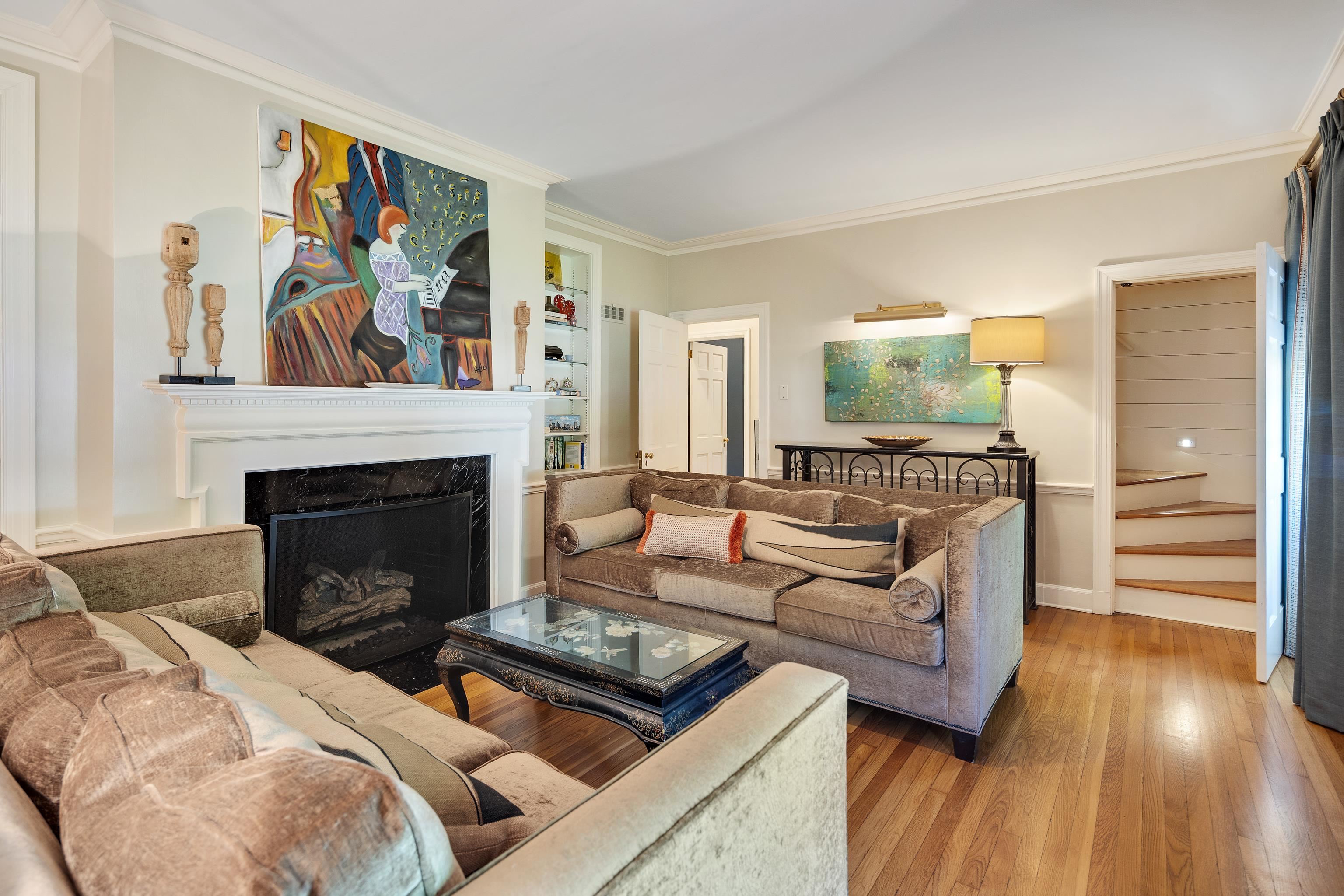 390 WILLIAMSBURG LN