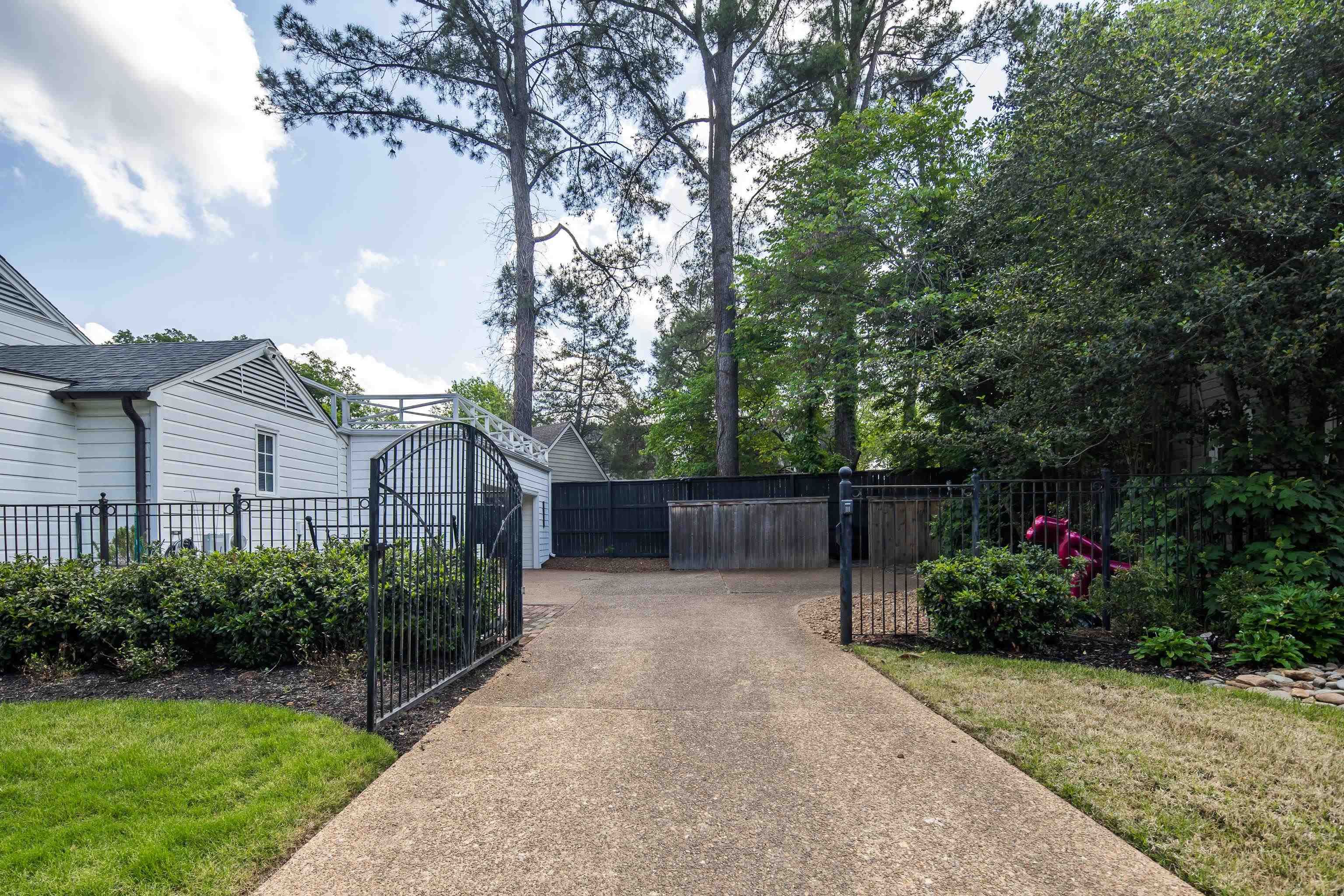 390 WILLIAMSBURG LN