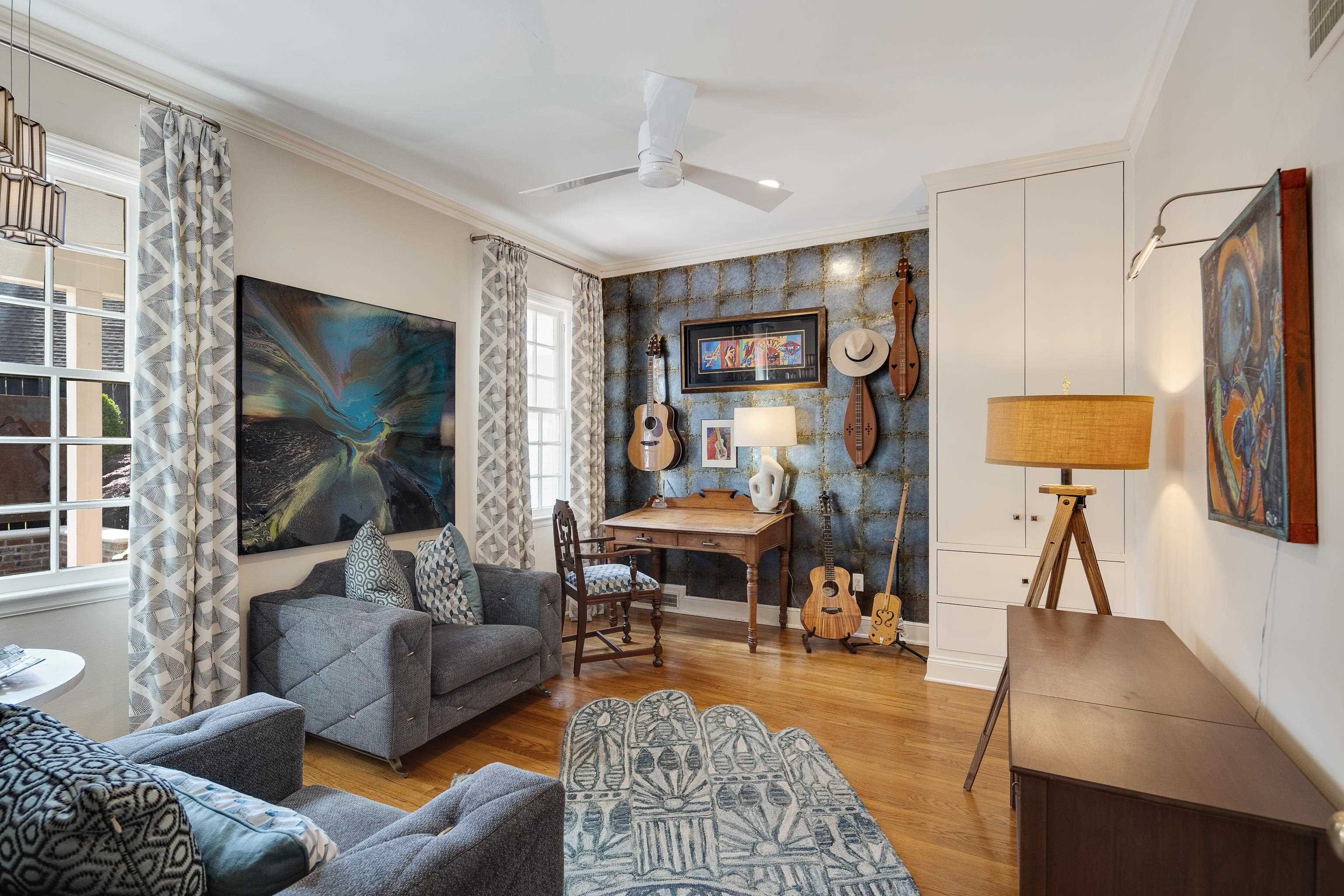 390 WILLIAMSBURG LN