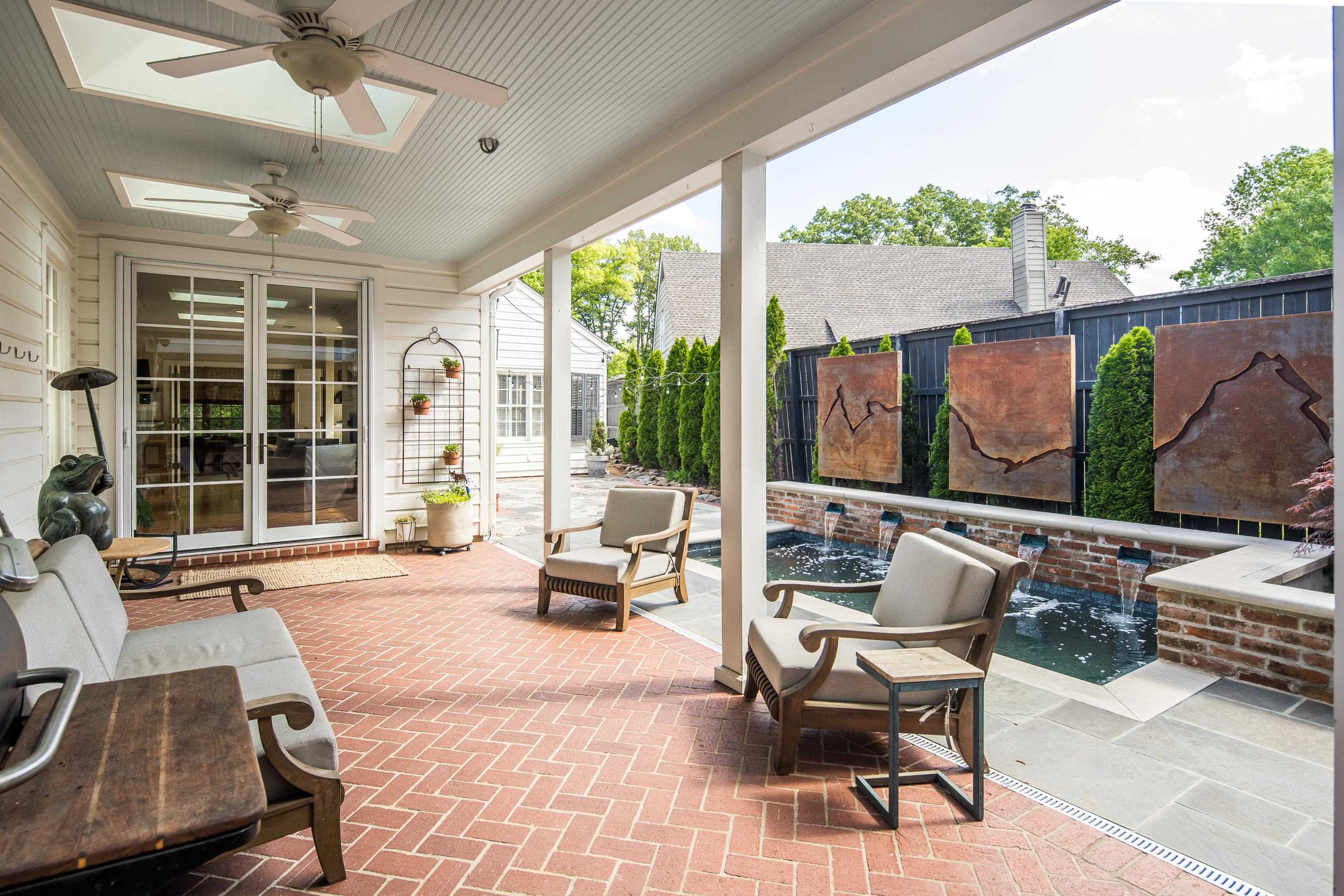390 WILLIAMSBURG LN