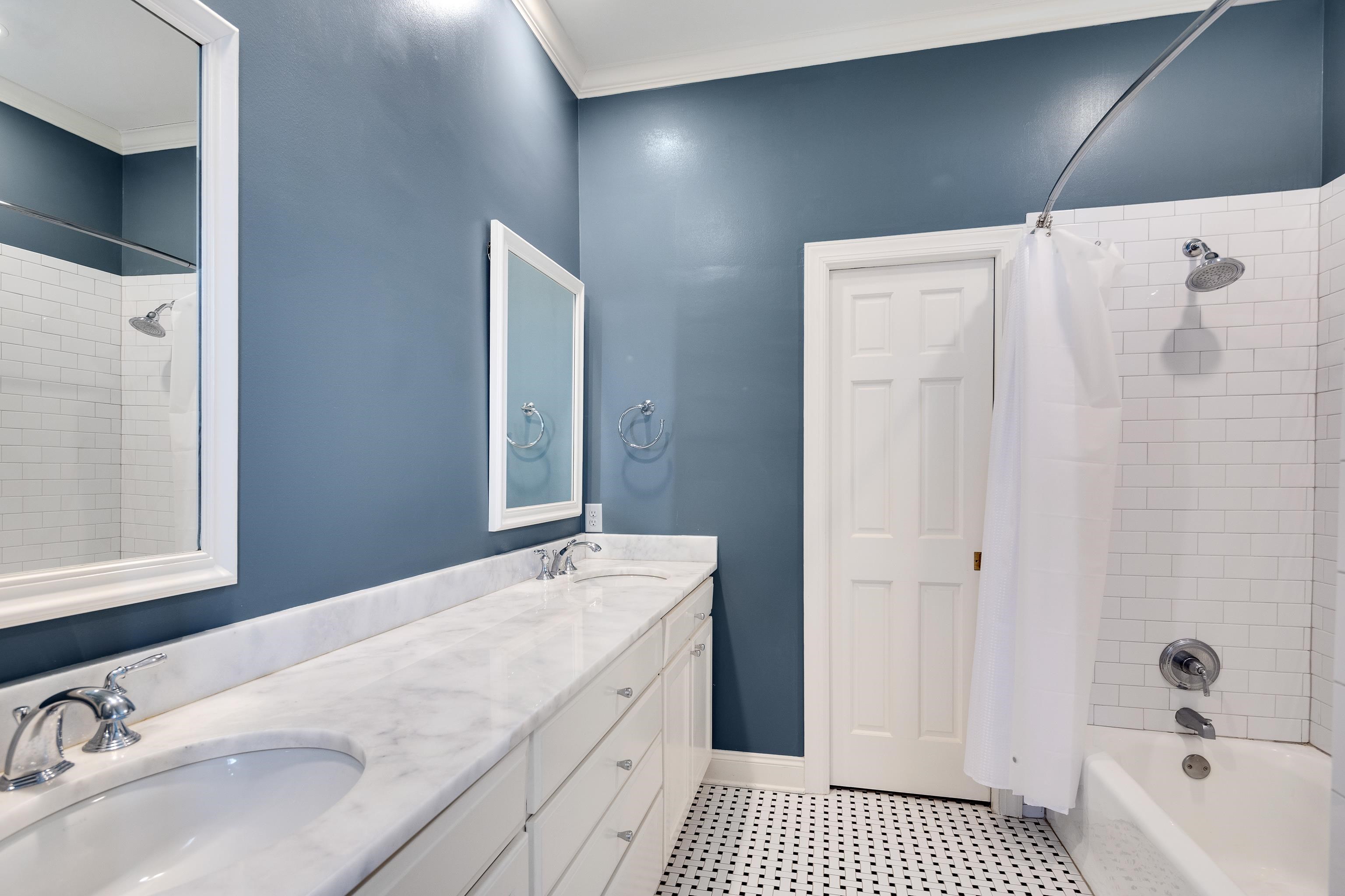 390 WILLIAMSBURG LN