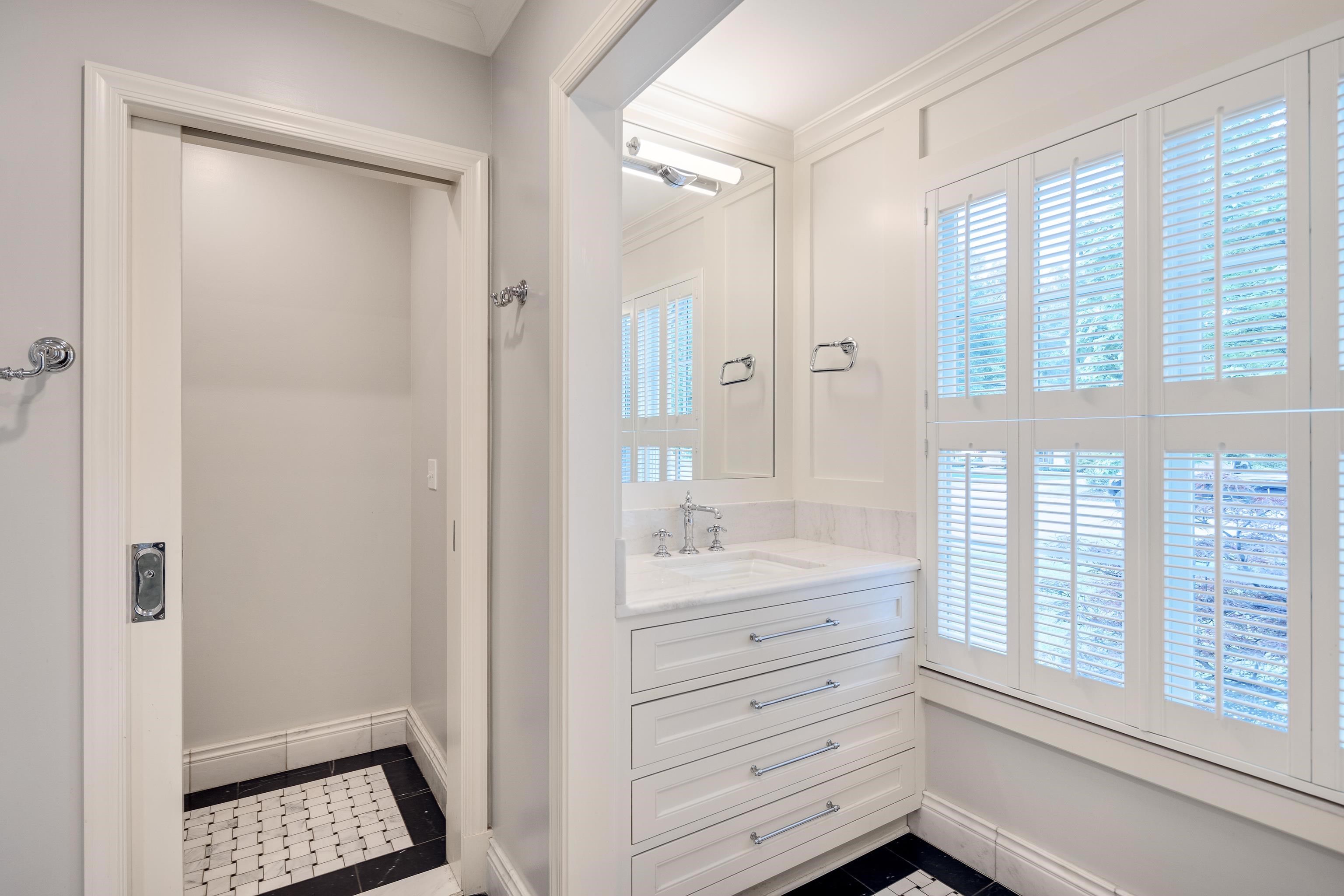 390 WILLIAMSBURG LN