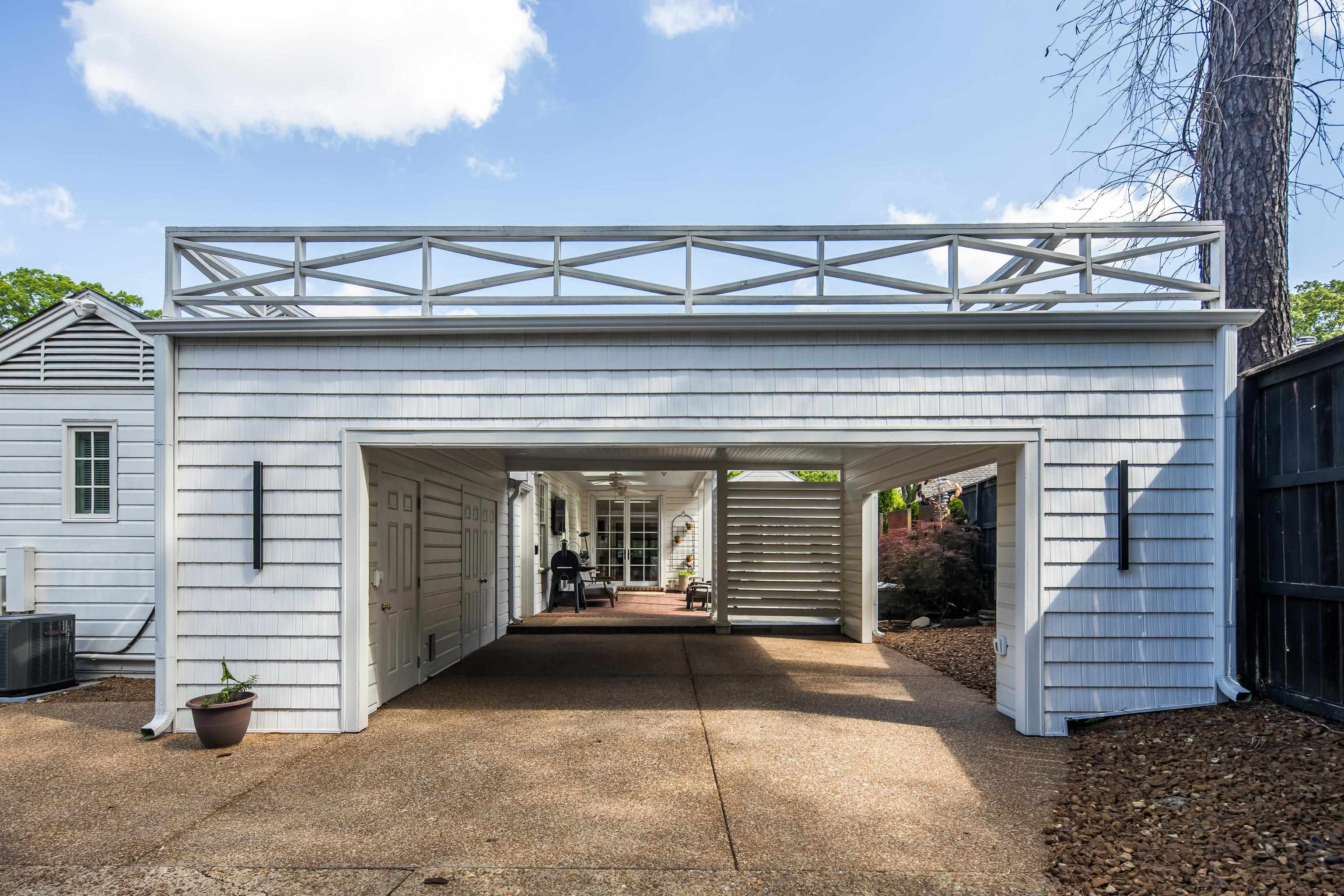 390 WILLIAMSBURG LN