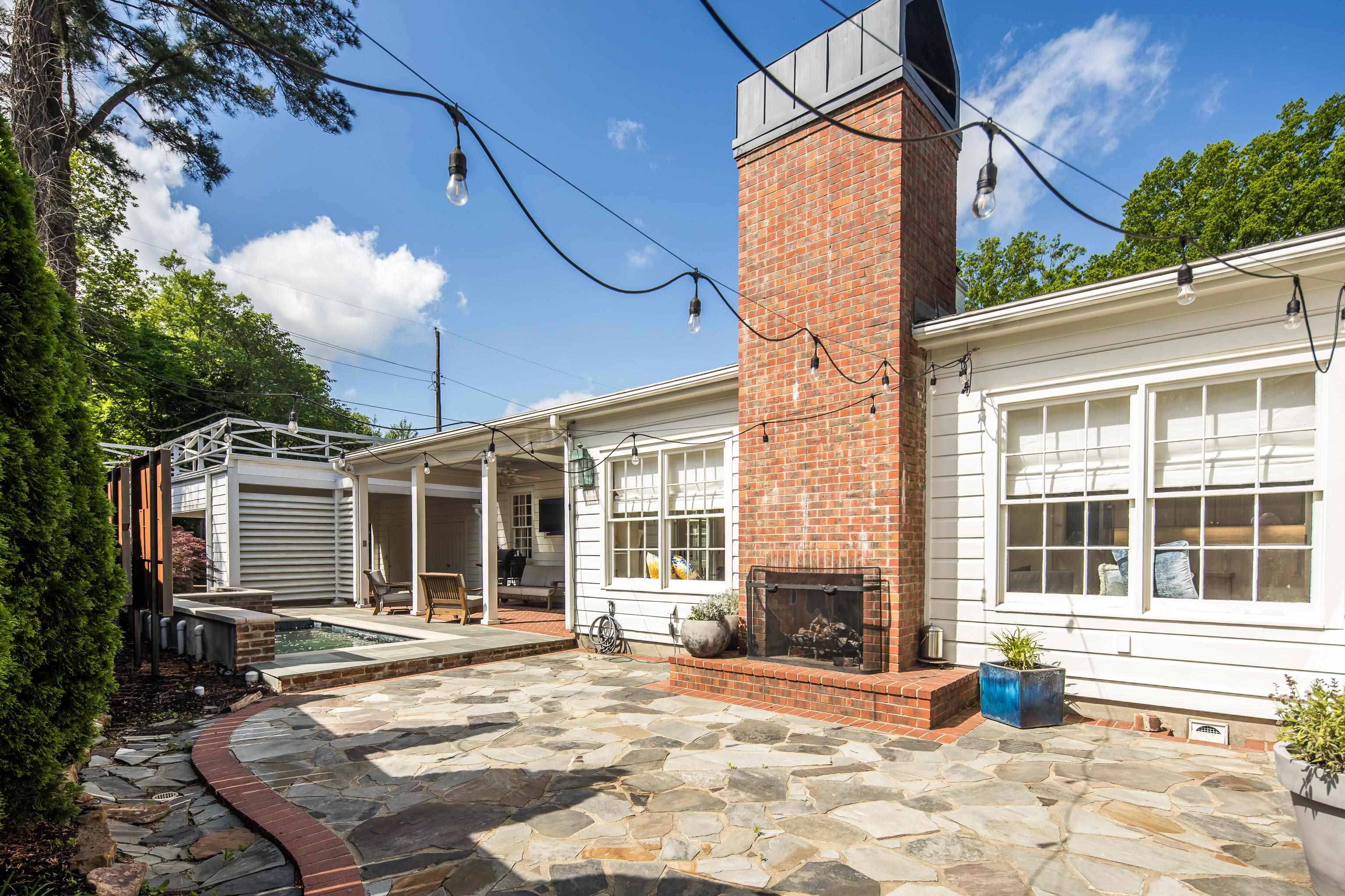 390 WILLIAMSBURG LN