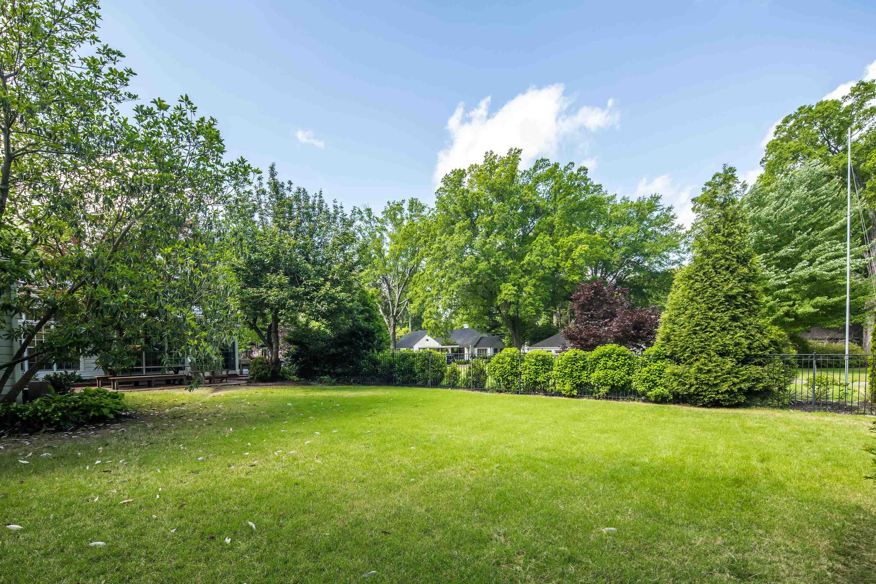 390 WILLIAMSBURG LN