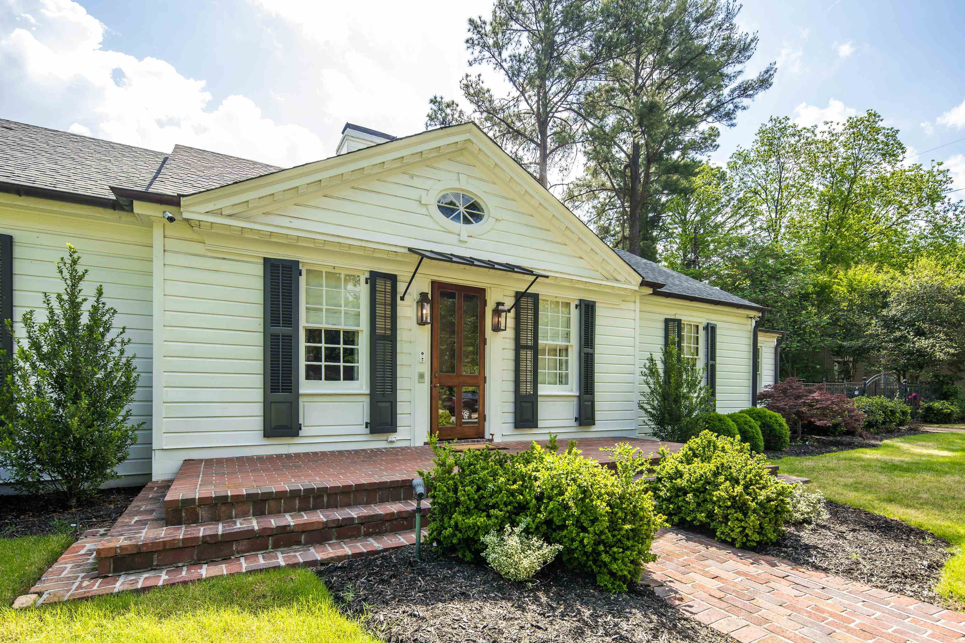390 WILLIAMSBURG LN