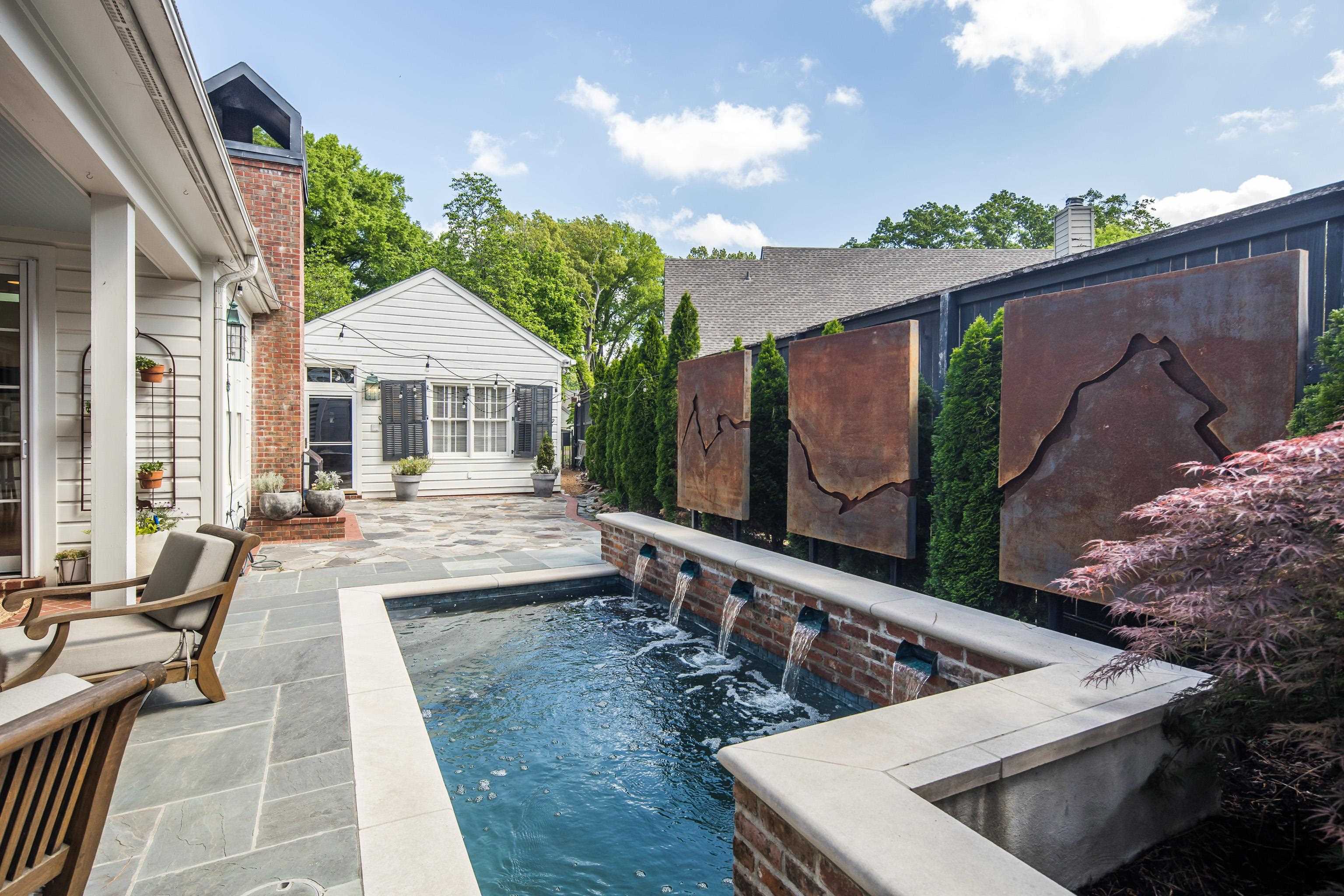 390 WILLIAMSBURG LN