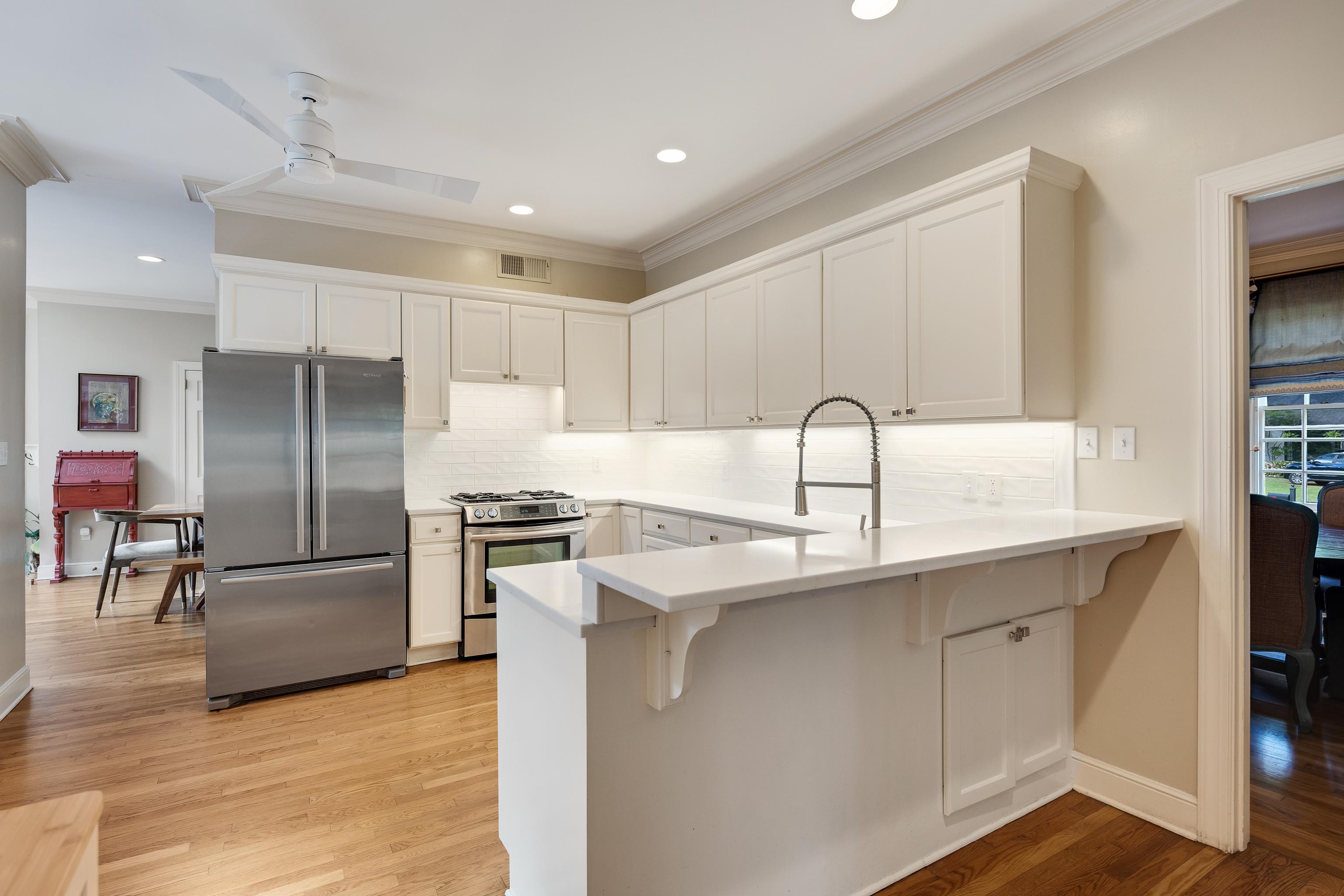 390 WILLIAMSBURG LN