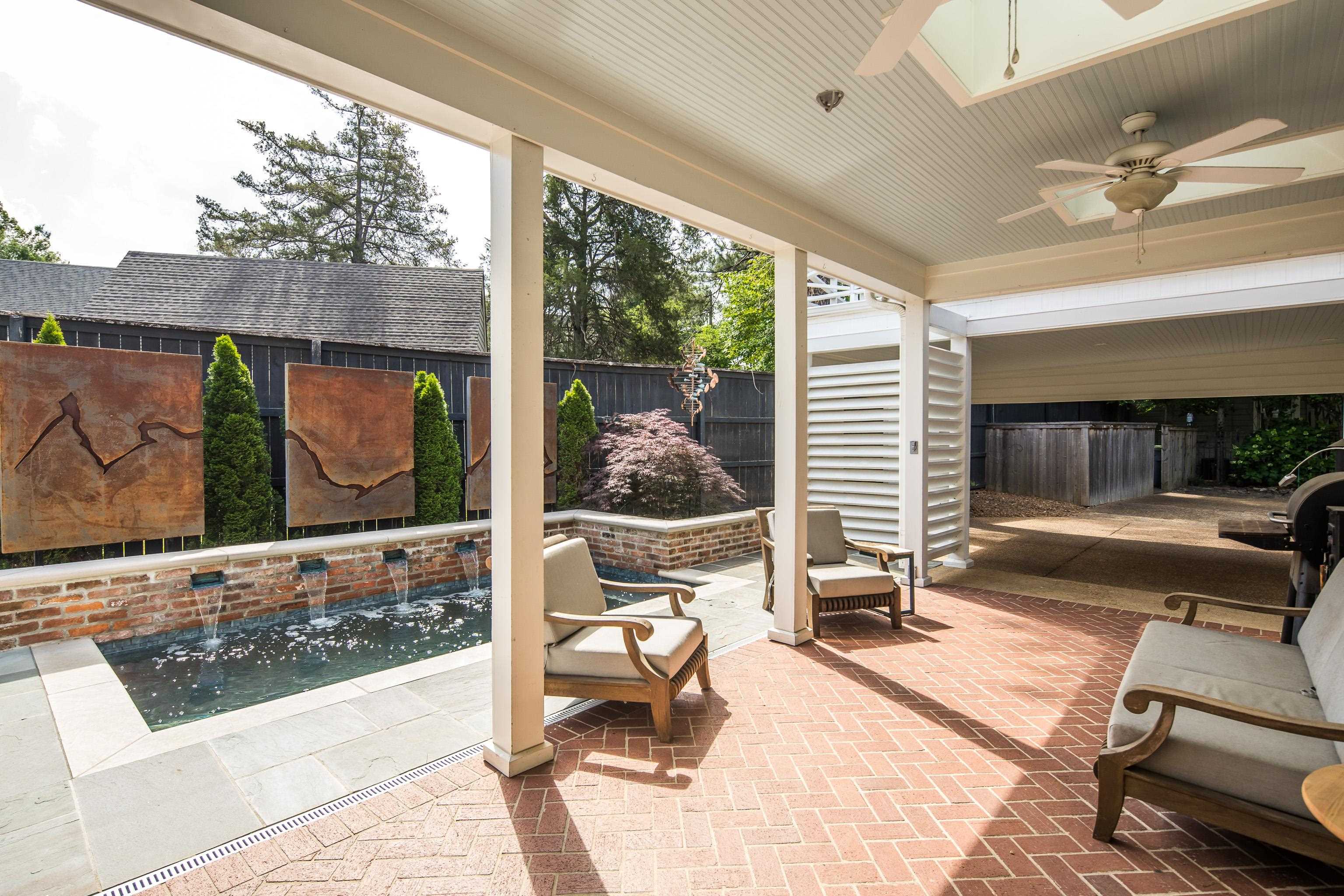 390 WILLIAMSBURG LN