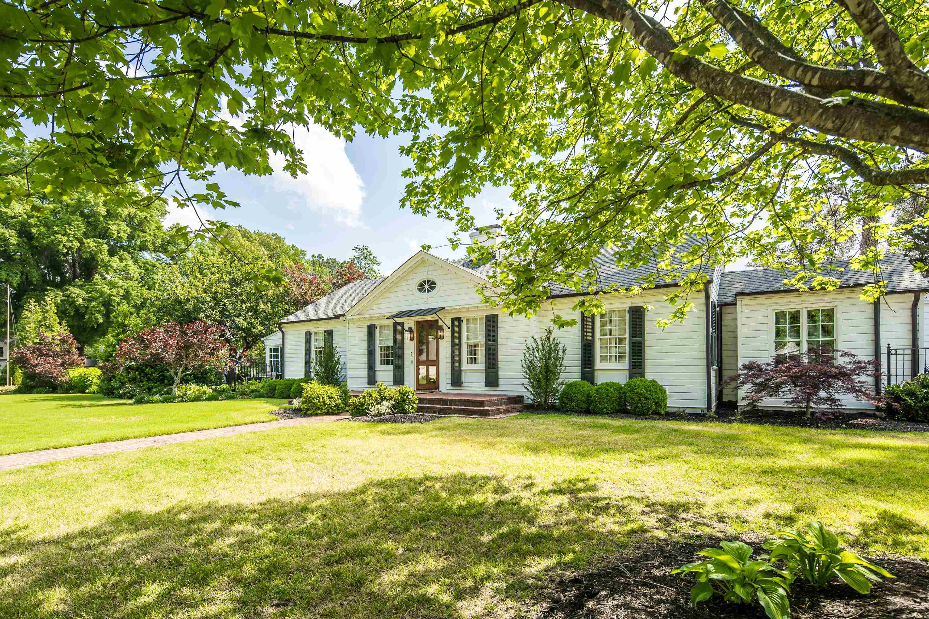 390 WILLIAMSBURG LN