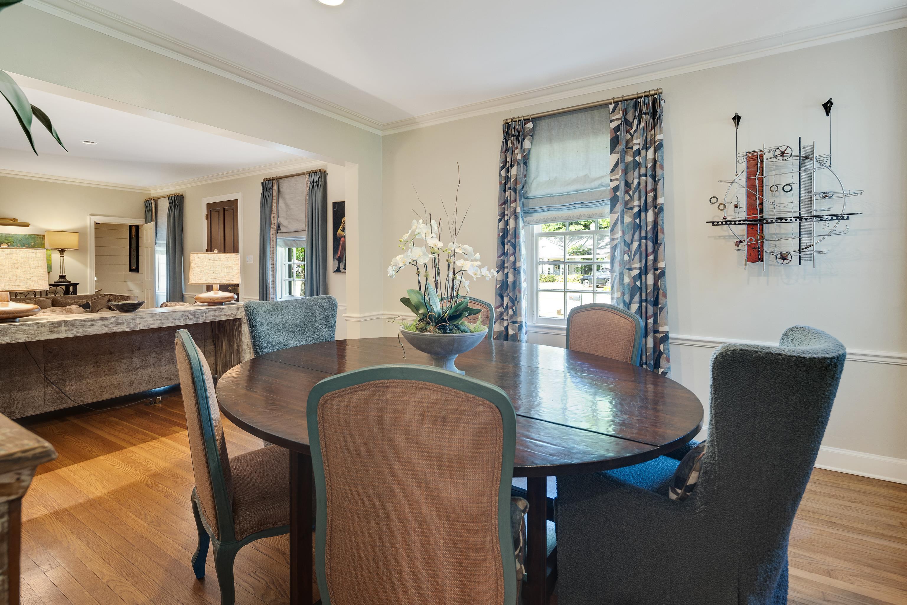 390 WILLIAMSBURG LN