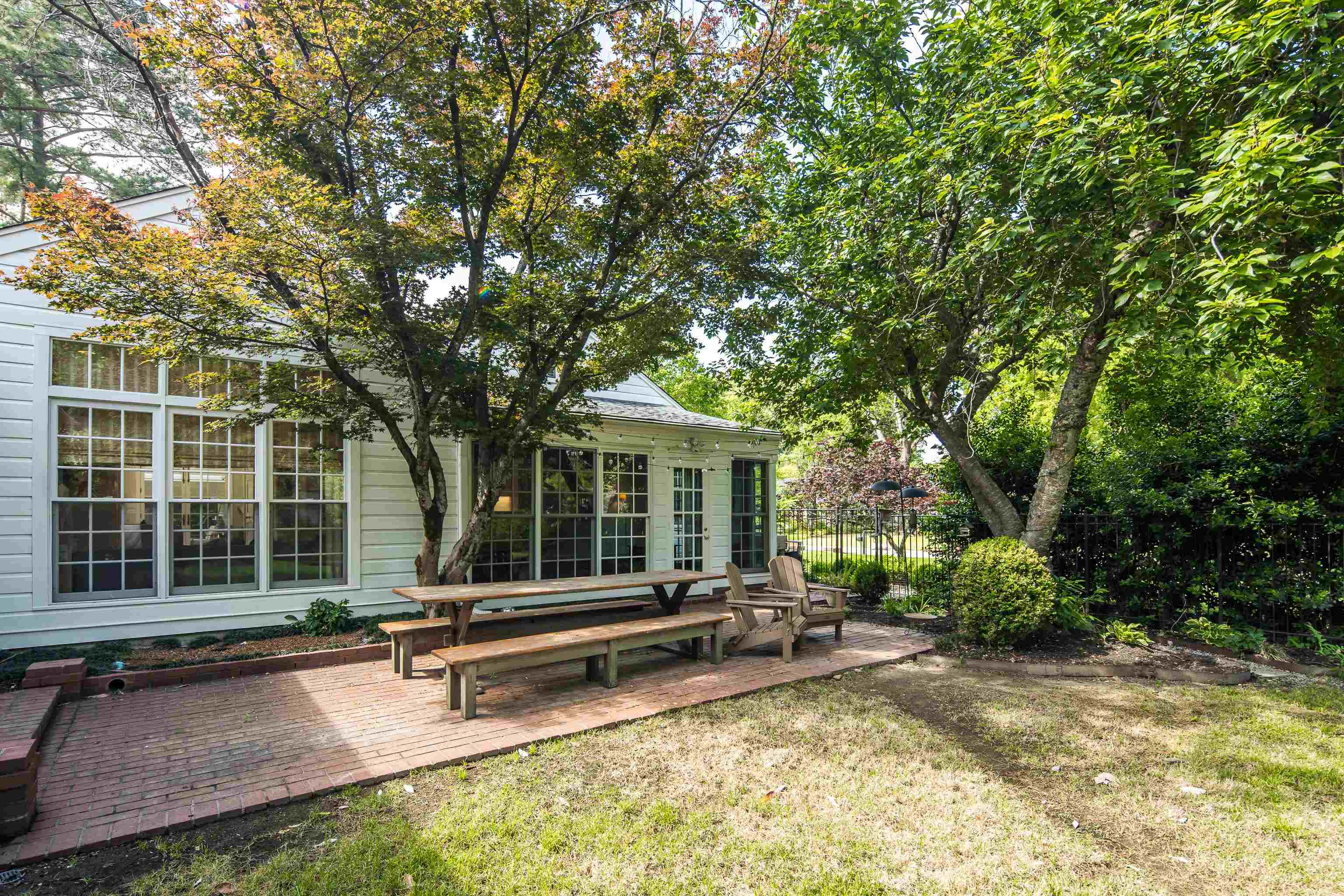 390 WILLIAMSBURG LN