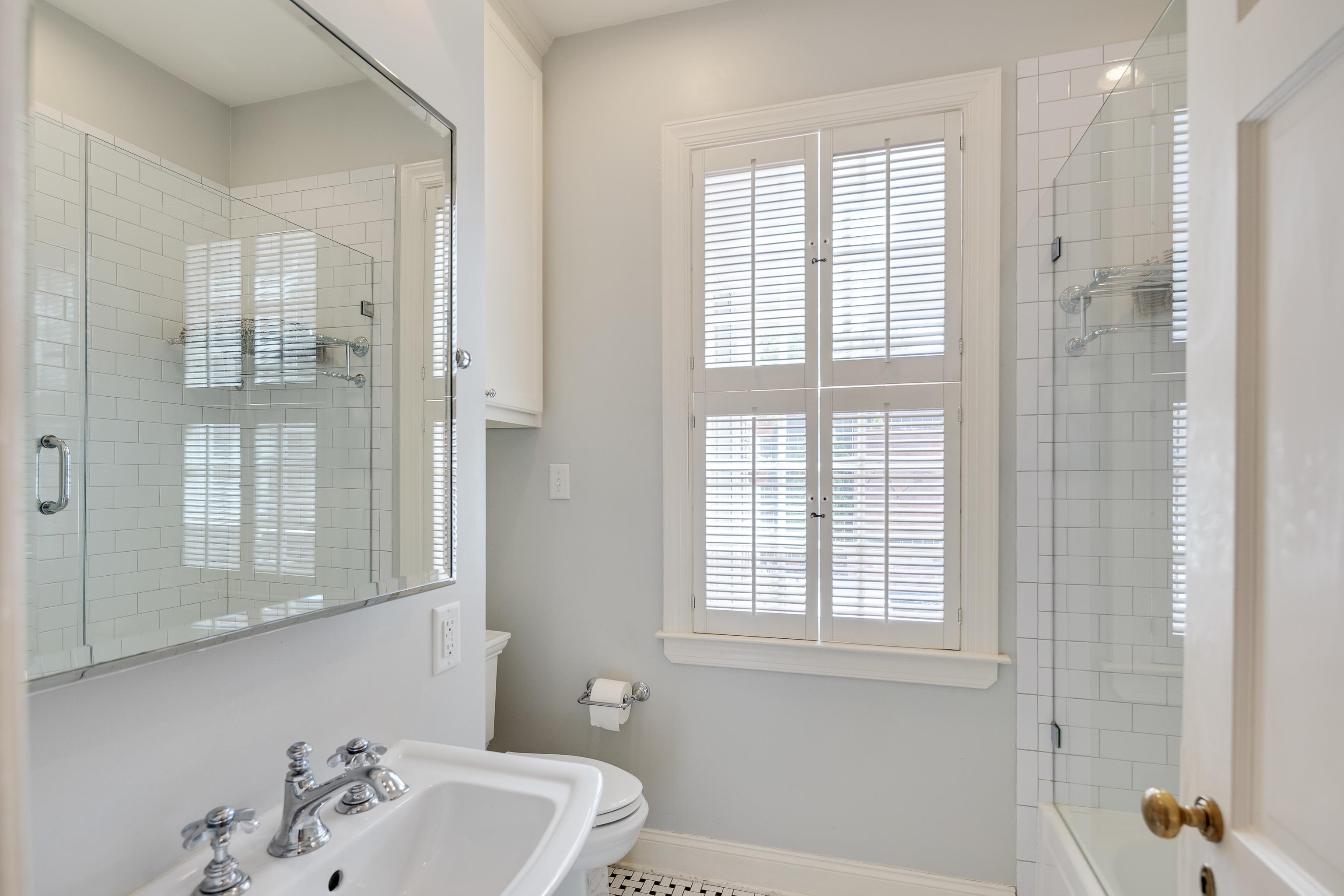 390 WILLIAMSBURG LN