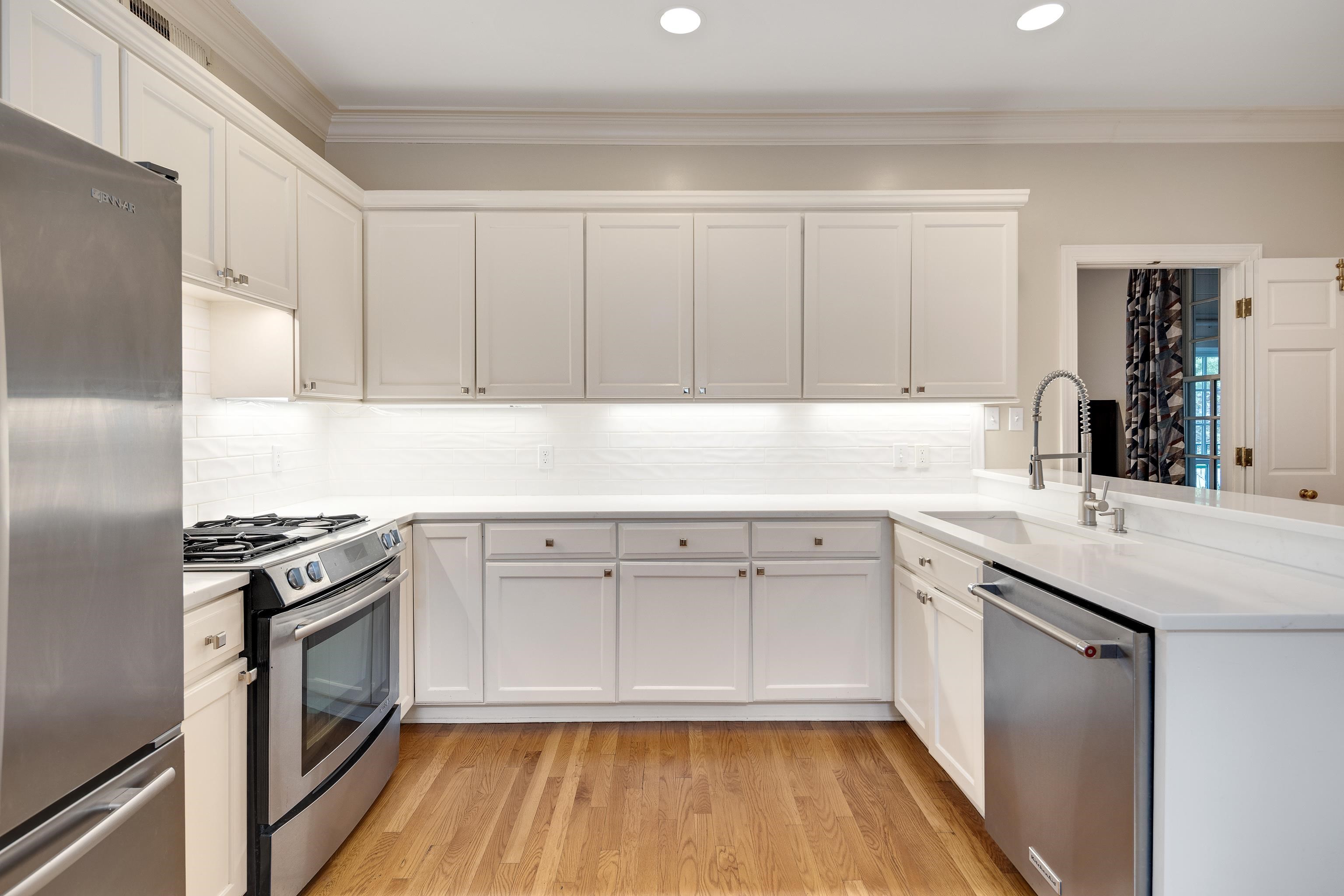 390 WILLIAMSBURG LN