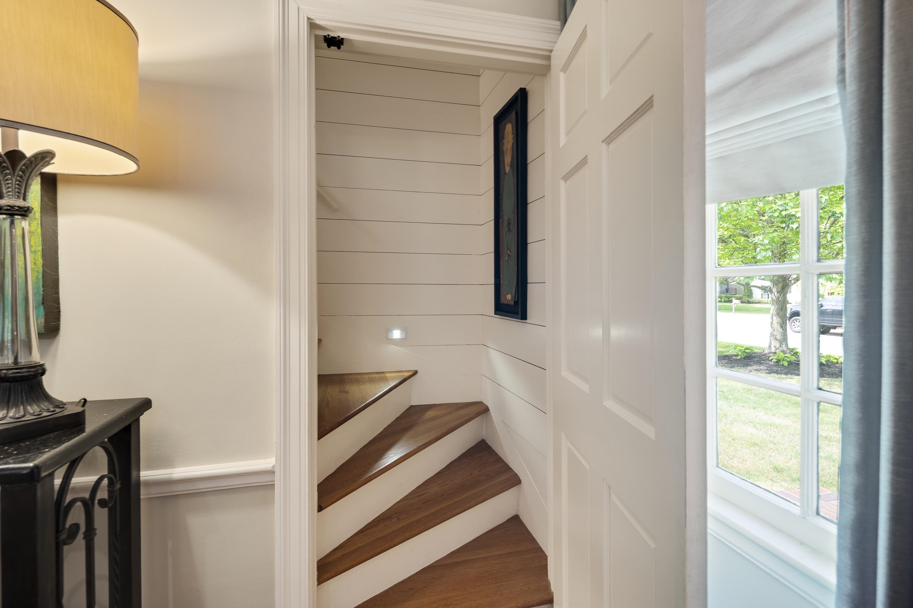 390 WILLIAMSBURG LN