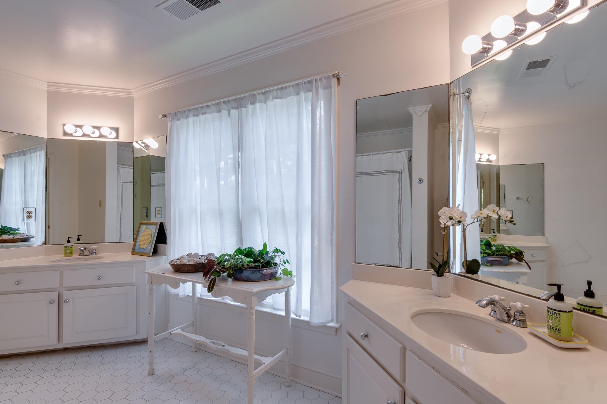 353 WILLIAMSBURG LN