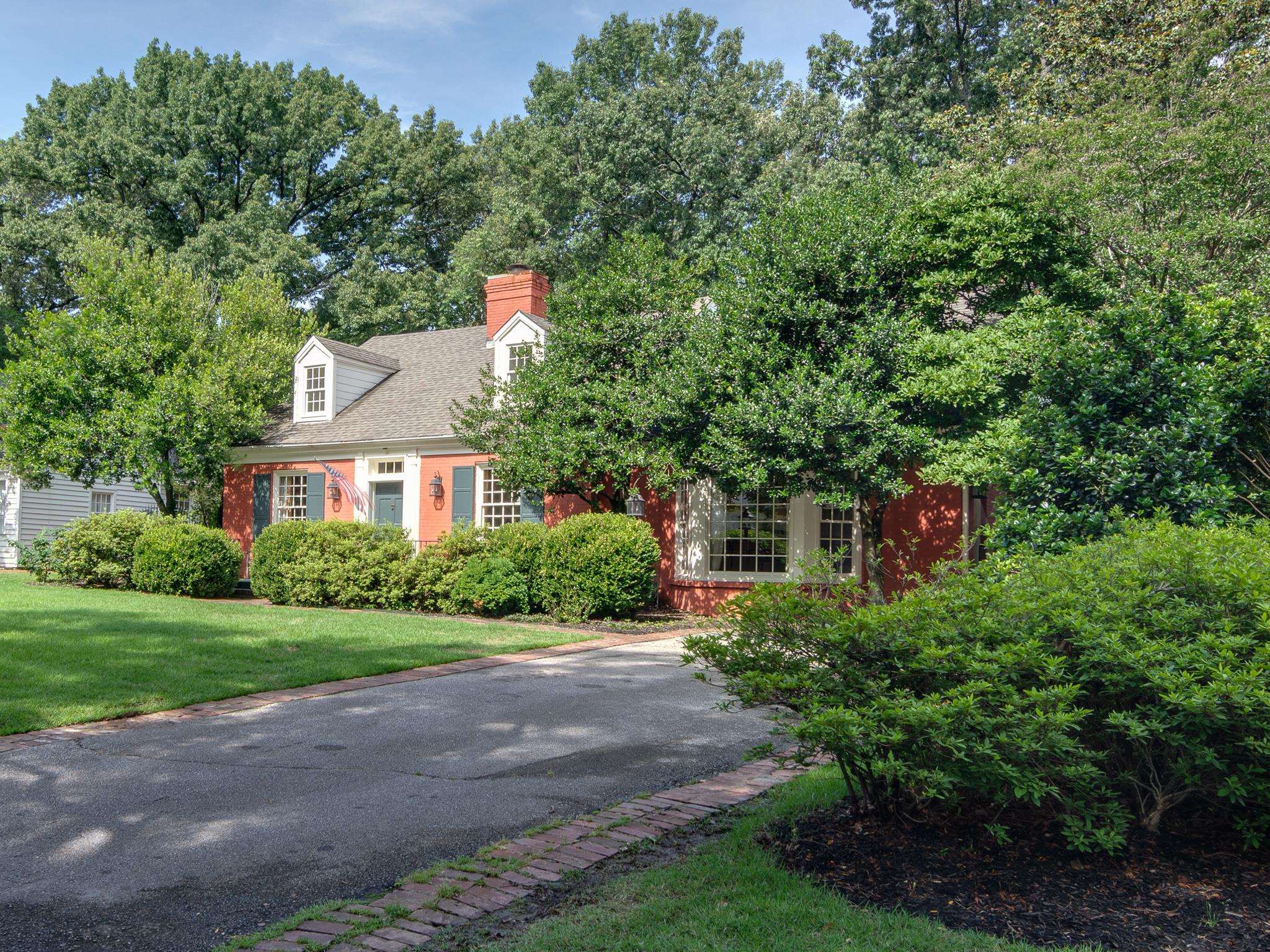353 WILLIAMSBURG LN