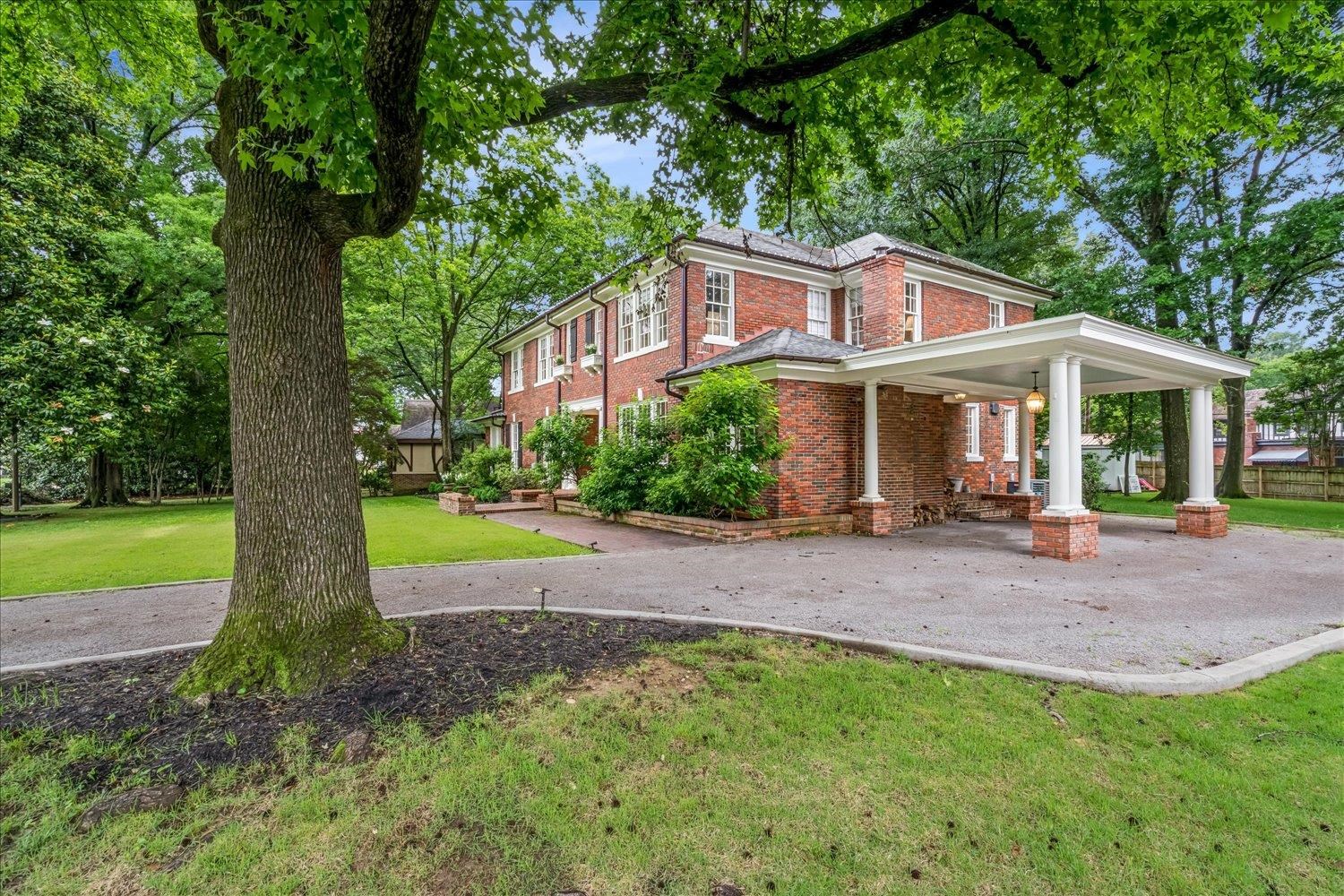 605 EAST DR