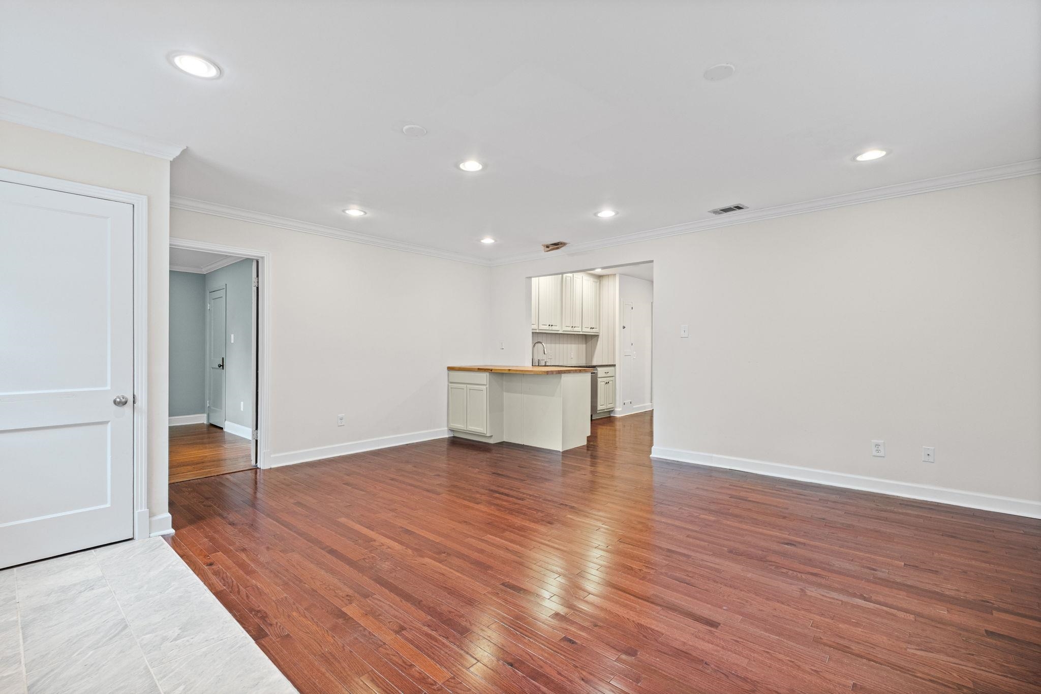 385 HOLMES CIR