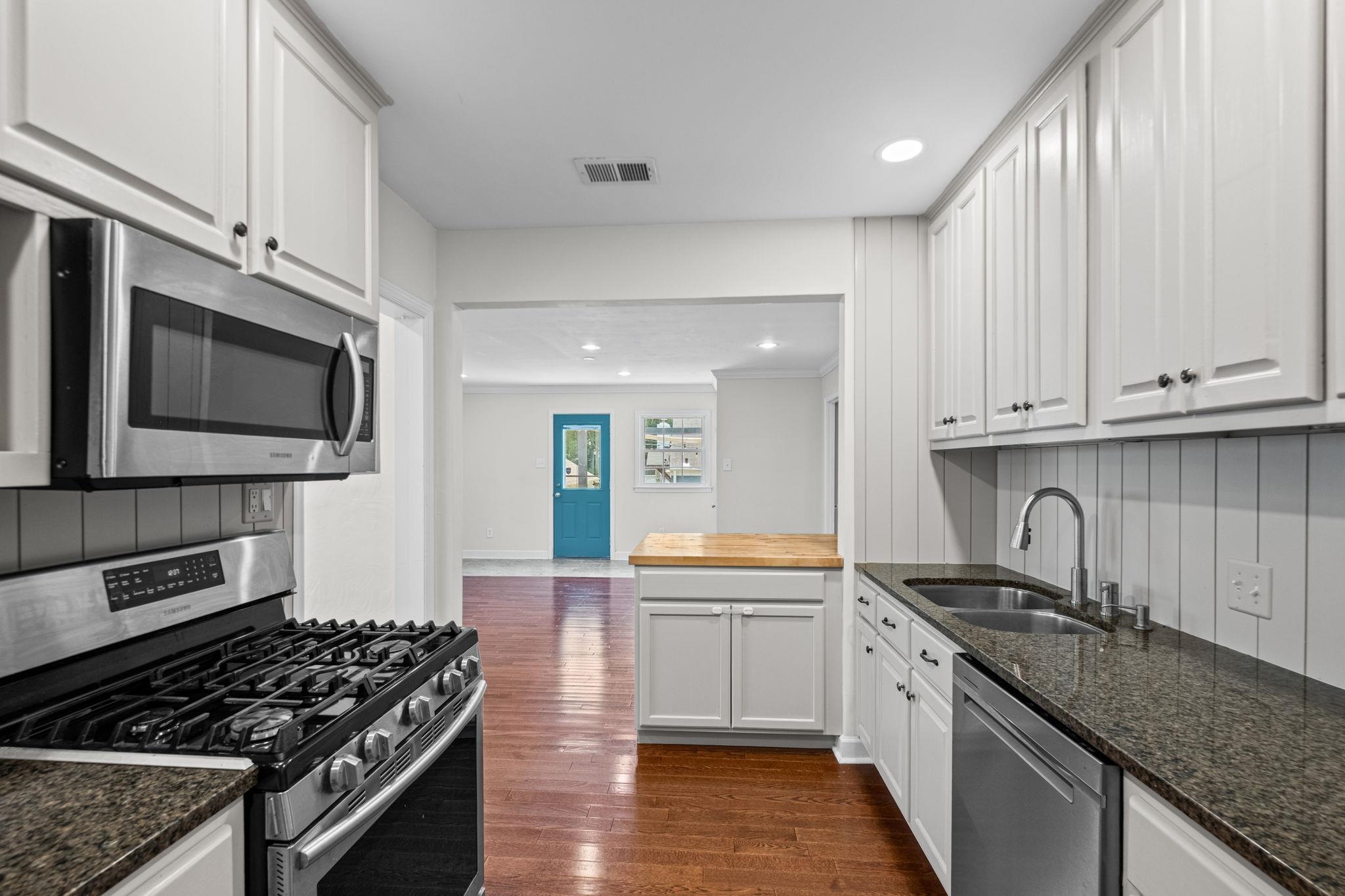 385 HOLMES CIR