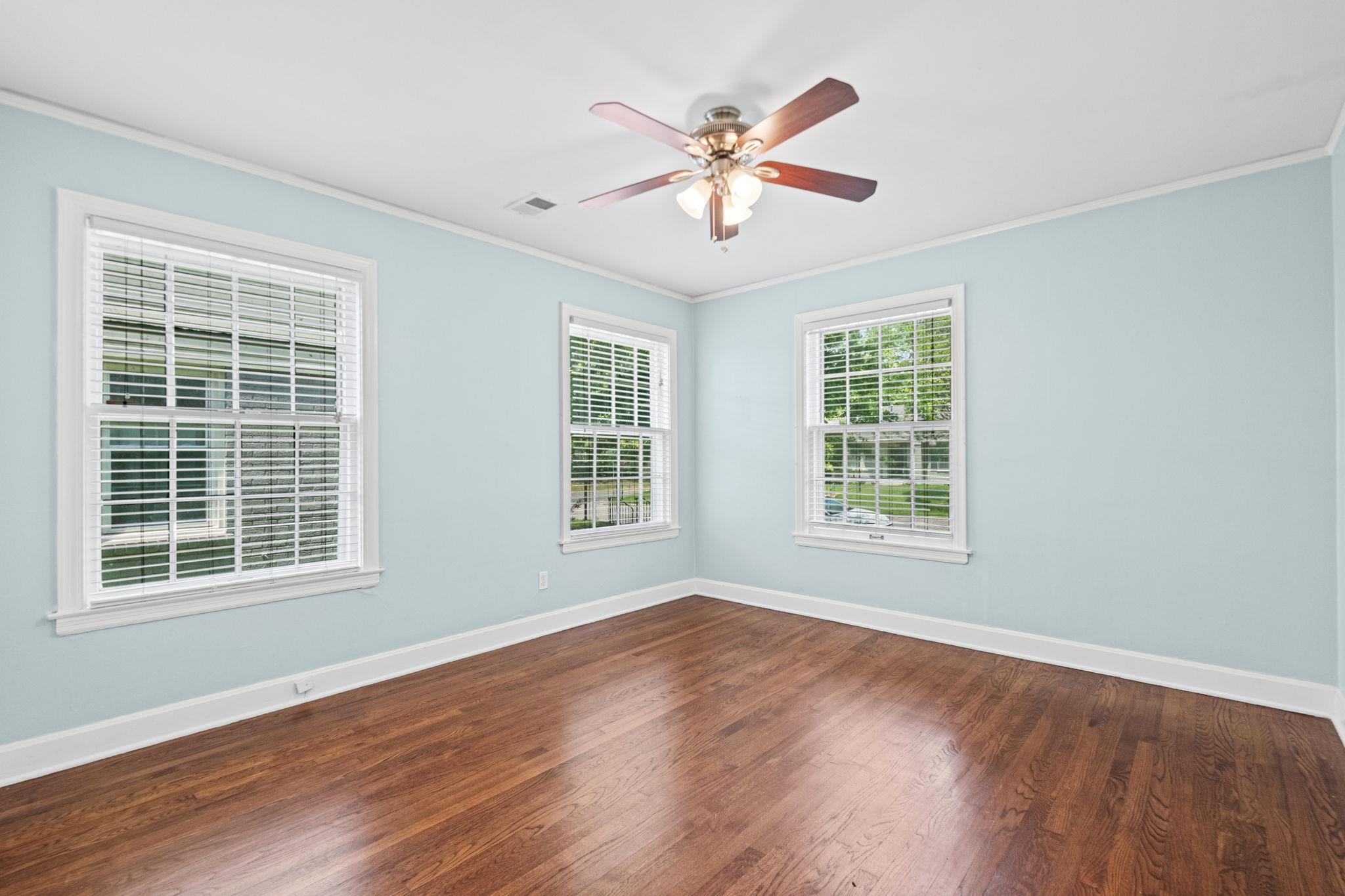 385 HOLMES CIR