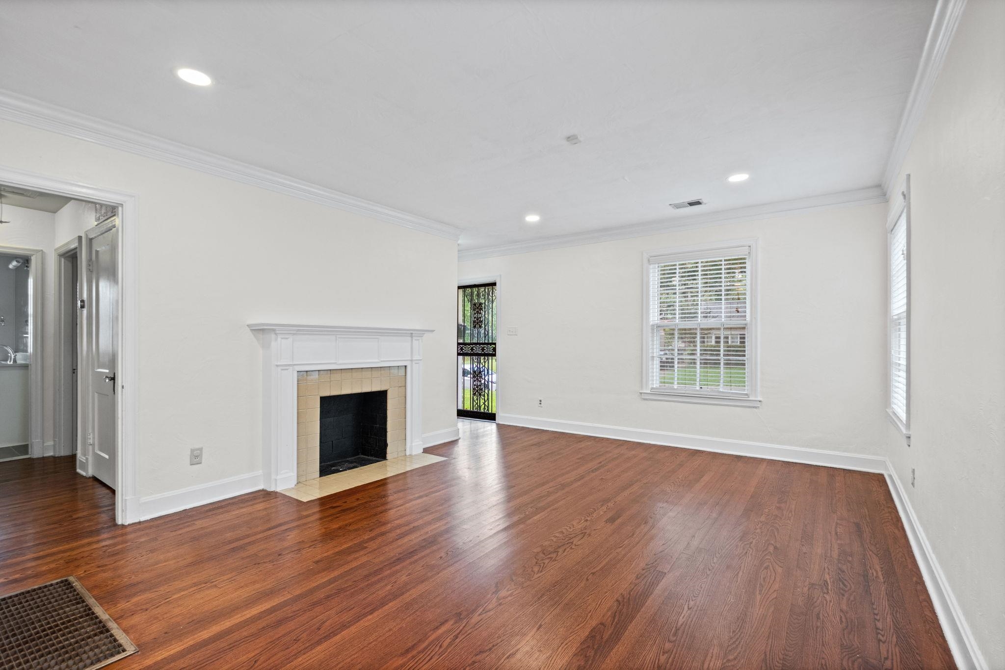 385 HOLMES CIR