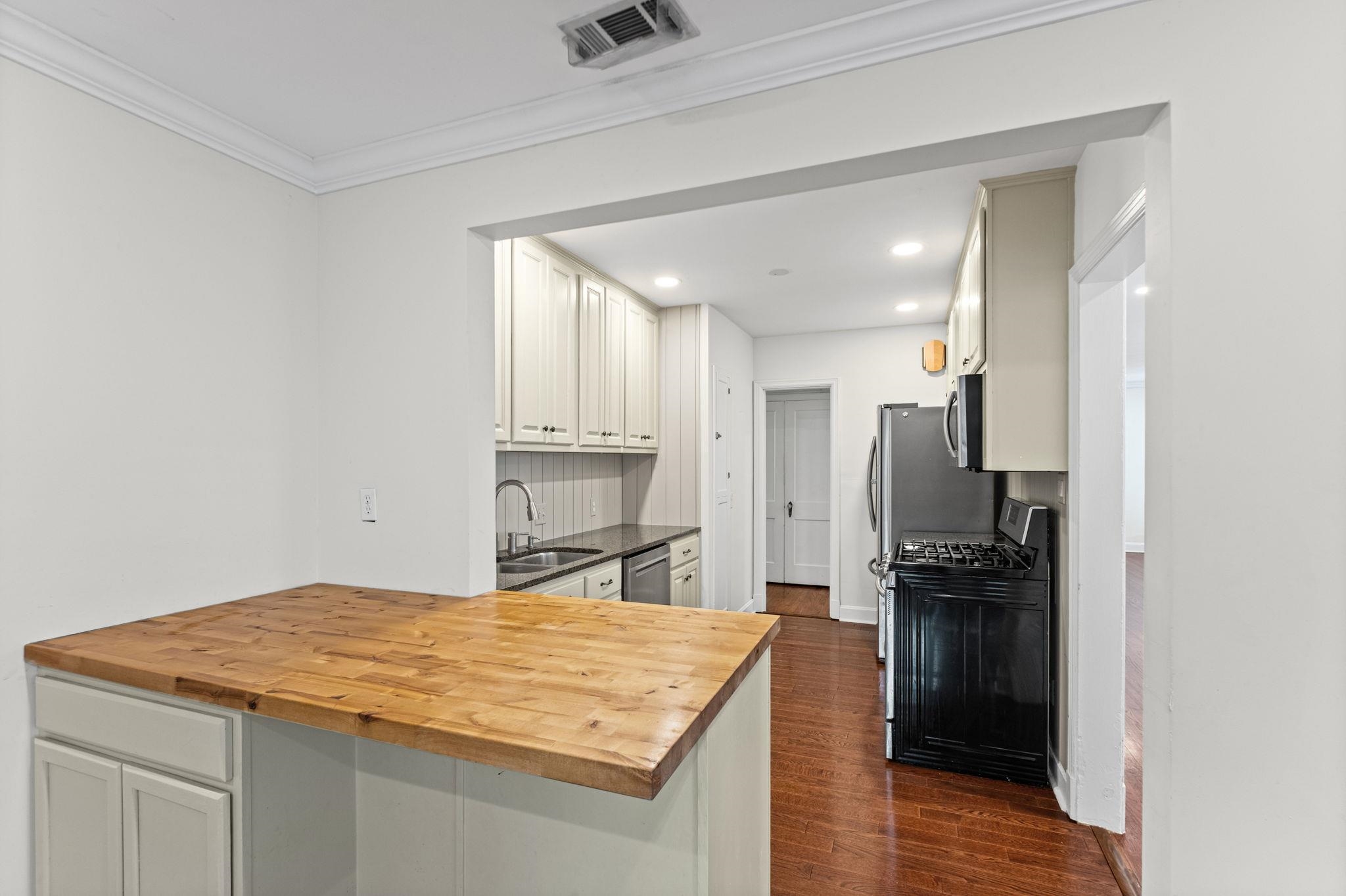 385 HOLMES CIR