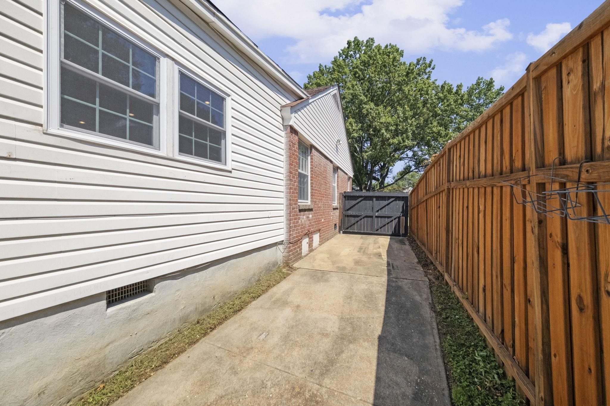 385 HOLMES CIR