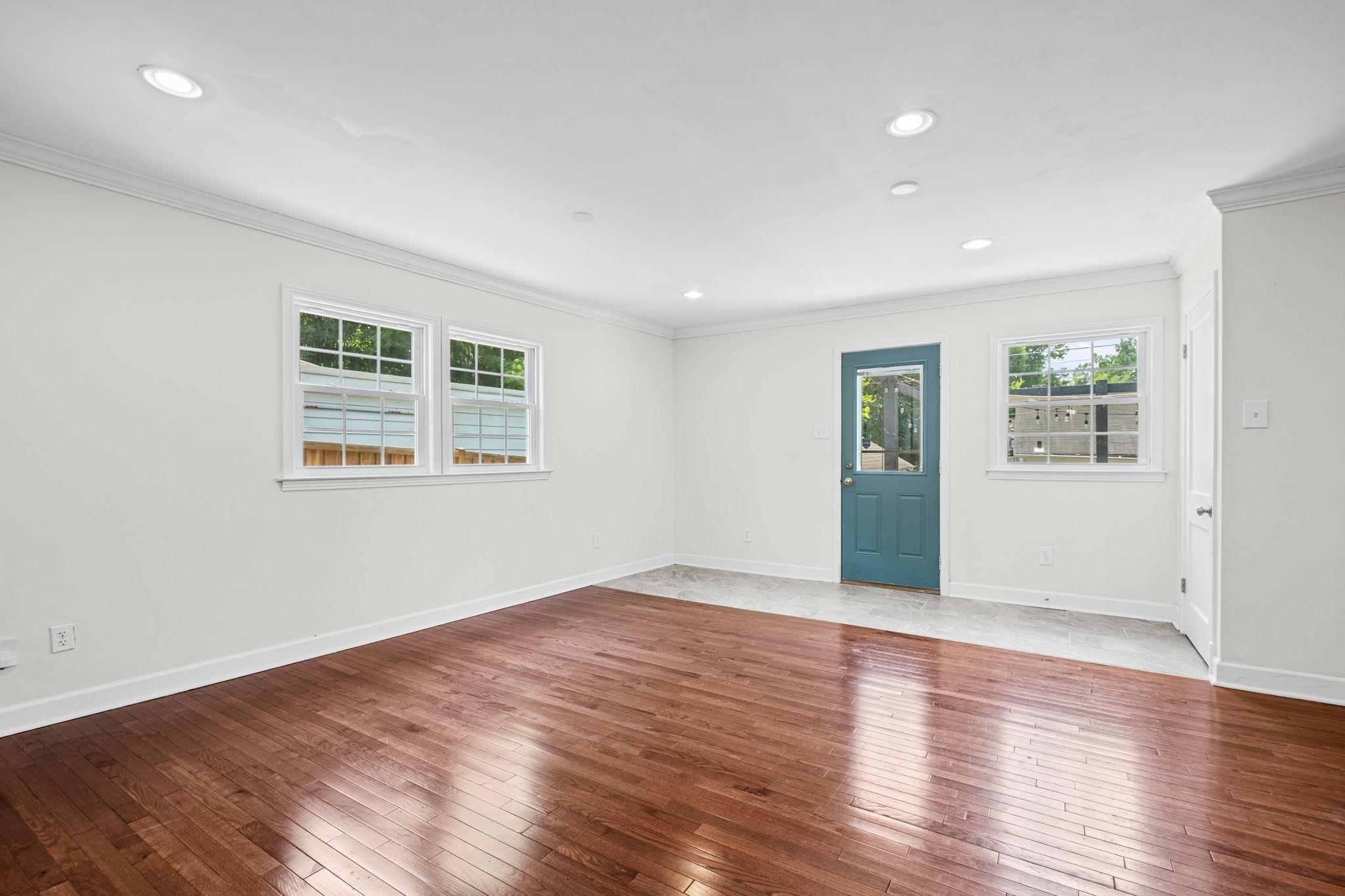 385 HOLMES CIR