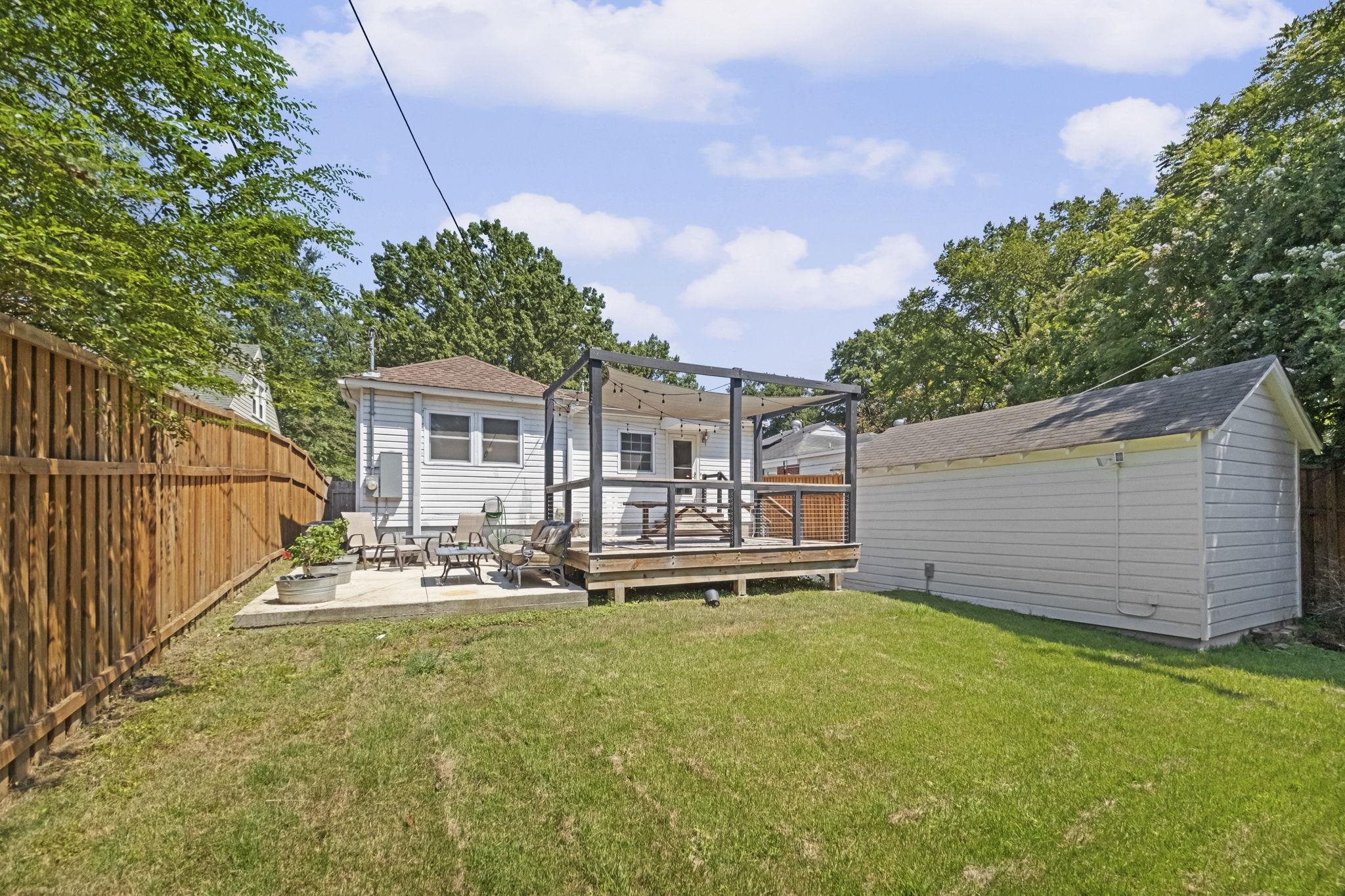 385 HOLMES CIR