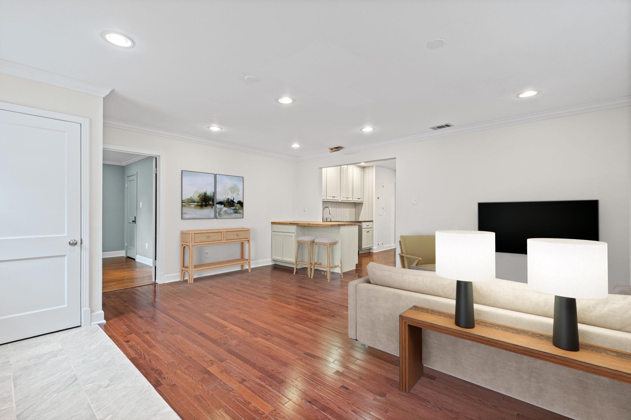 385 HOLMES CIR