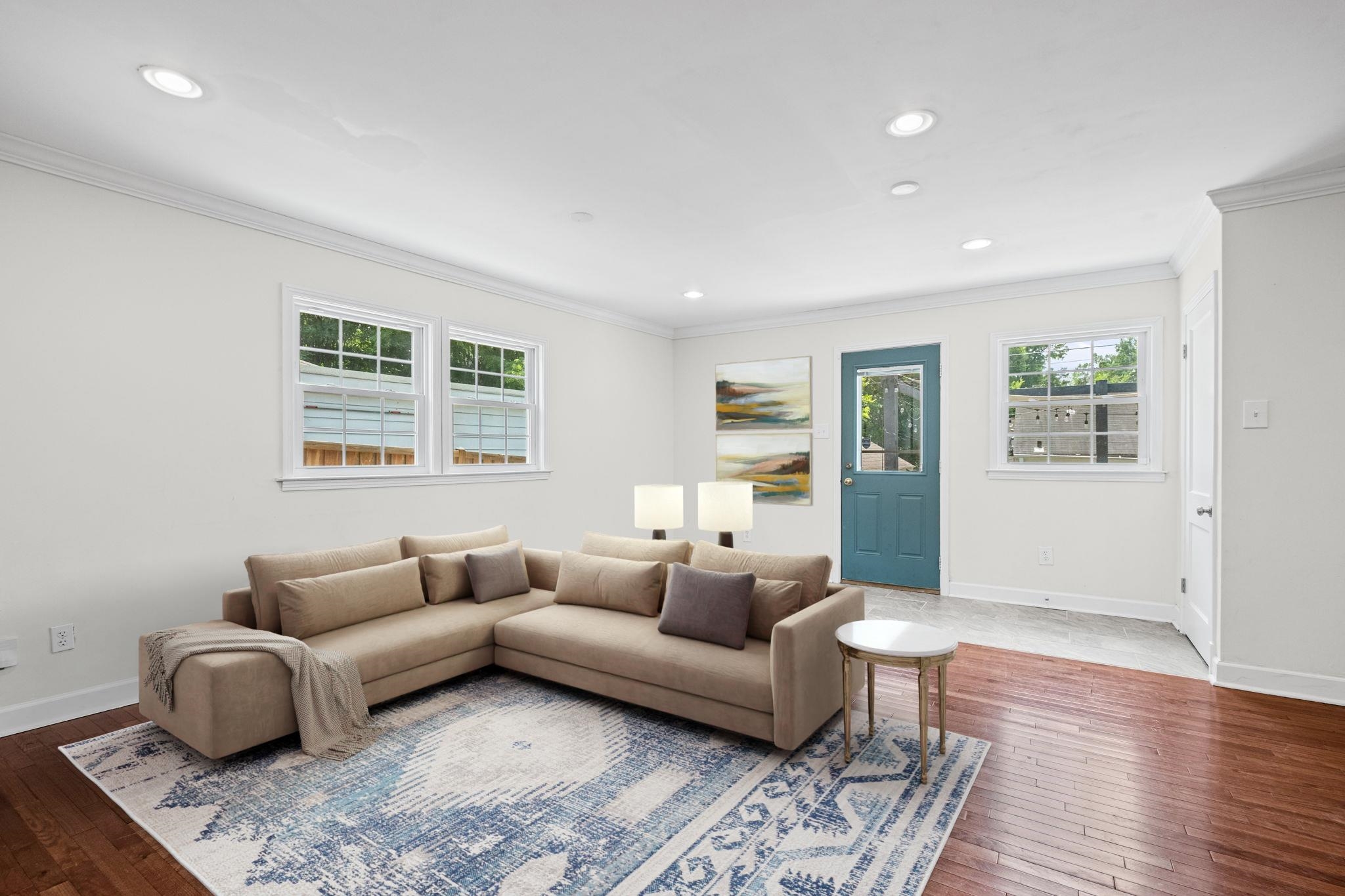 385 HOLMES CIR