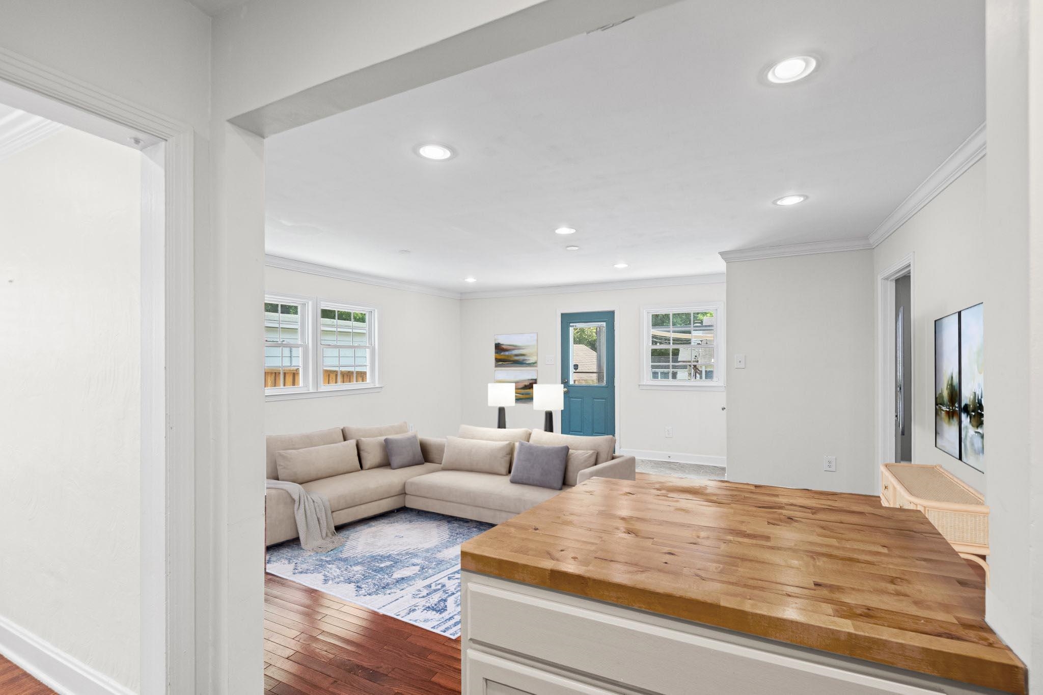 385 HOLMES CIR